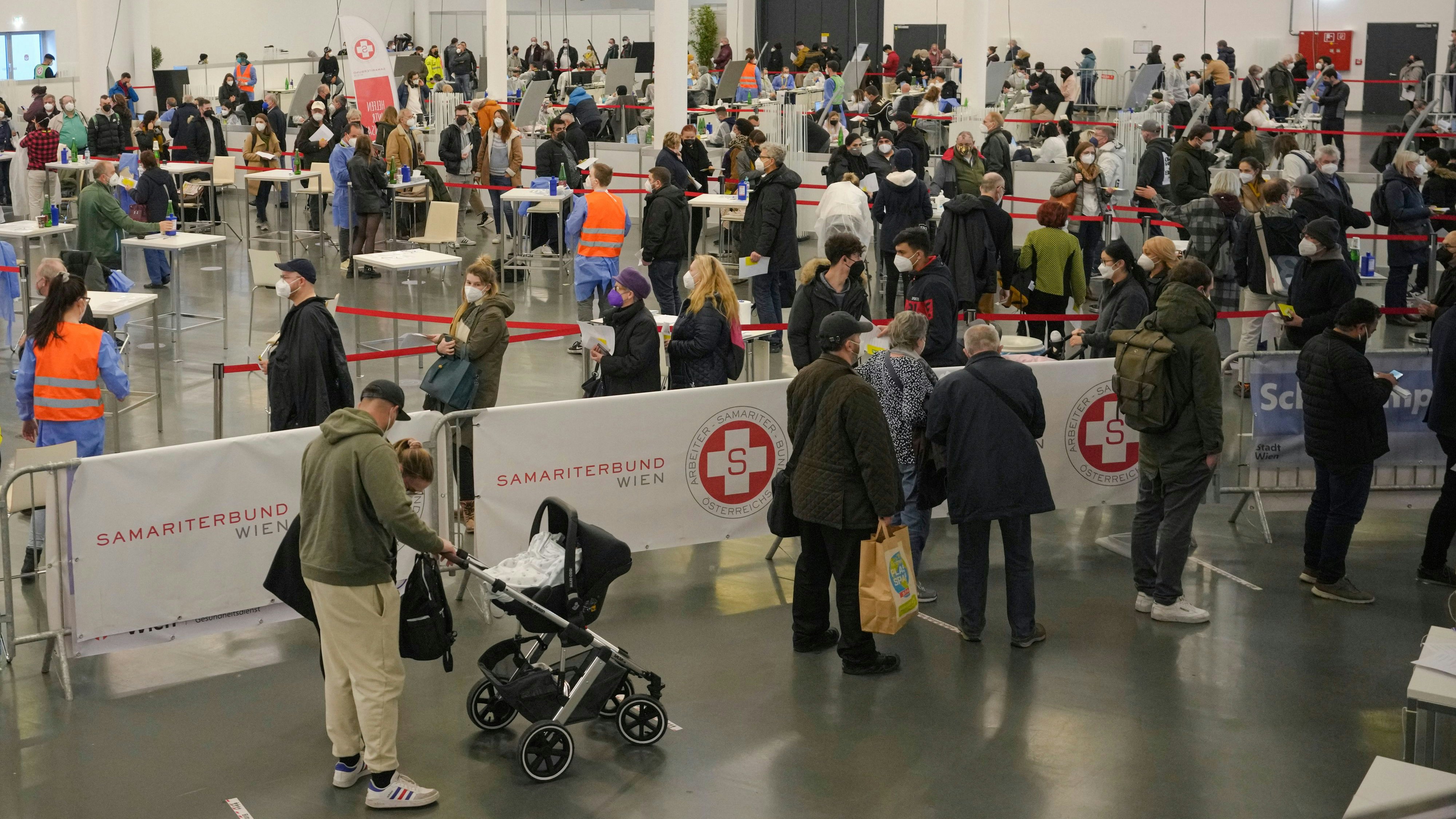 Lockdown und angekündigte Impfpflicht führen zu einem Ansturm auf die Impfstraßen.