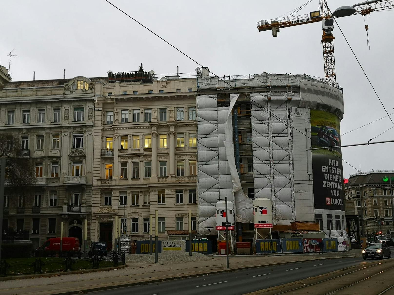 Eine Abdeckung eines Baustellengerüsts am Schwarzenbergplatz wurde vom heftigen Wind losgerissen.