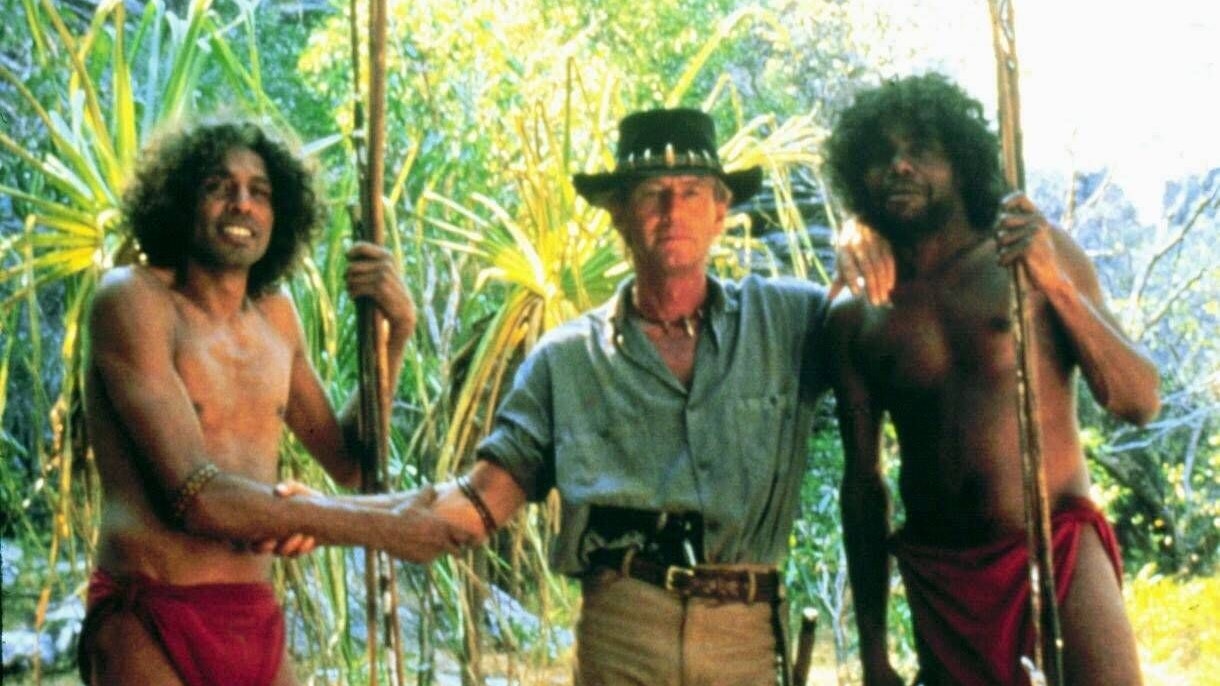 Paul Hogan & David Gulpilil Characters: Michael J. Crocodile Dundee & Neville Bell Film: Crocodile Dundee AUS 1986 Director: Peter Faiman 24 April 1986 PUBLICATIONxINxGERxSUIxAUTxONLY Copyright: MaryxEvansxAFxArchivexParamount 12464103 editorial use only