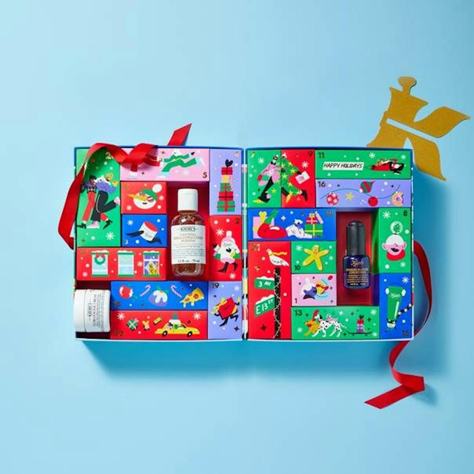 Der <strong>Adventkalender von Kiehl's </strong>wurde von der Künsterlin Marylou Faure designt und mit den beliebtesten und neuesten Goodies gefüllt. Um 99 Euro