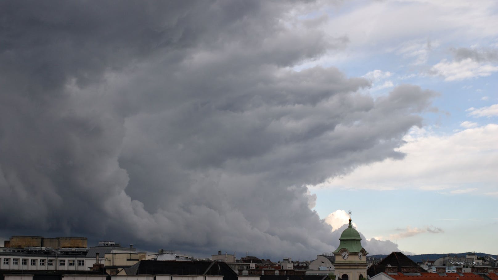 Ein Sturm fegt über Wien.