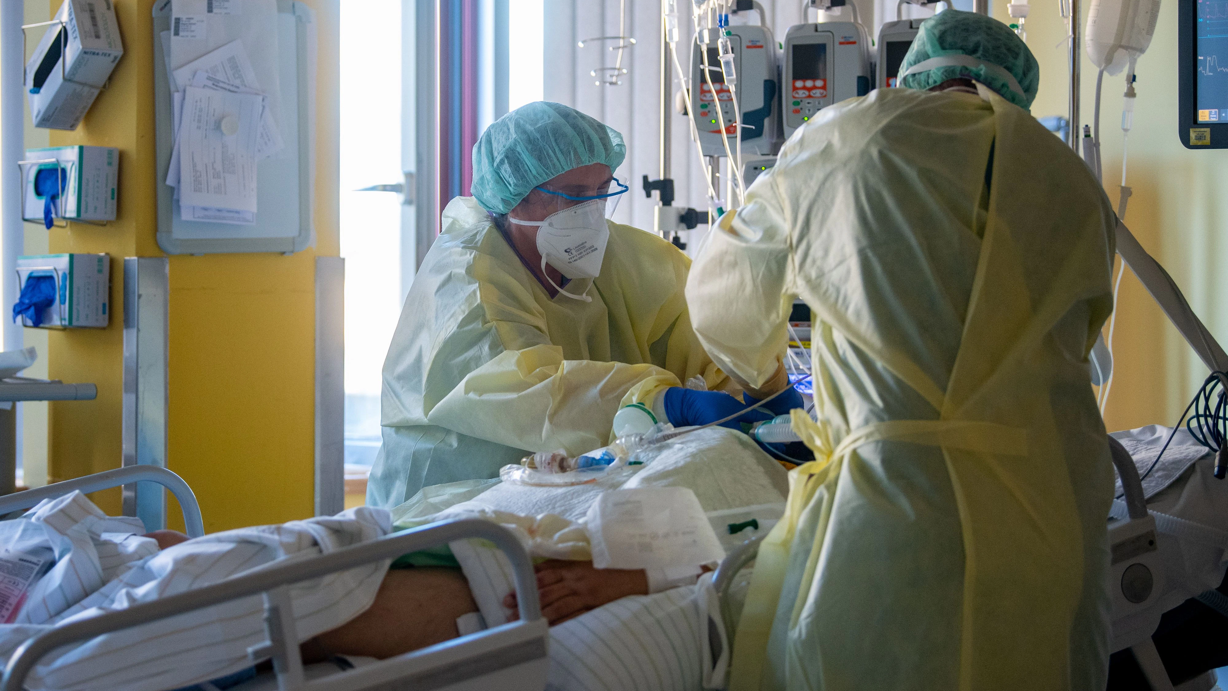 Download von www.picturedesk.com am 30.11.2021 (10:45).  22 November 2021, Saxony-Anhalt, Halle (Saale): Intensive care nurses care for a patient severely ill with Covid-19 on the Corona ITS at the University Hospital in Halle/Saale. The hospital is a center for the treatment of Covid-19 patients in the region. Photo: Hendrik Schmidt/dpa-Zentralbild/dpa - ATTENTION: Patient pixelated for privacy reasons - 20211122_PD13017 - Rechteinfo: Rights Managed (RM)