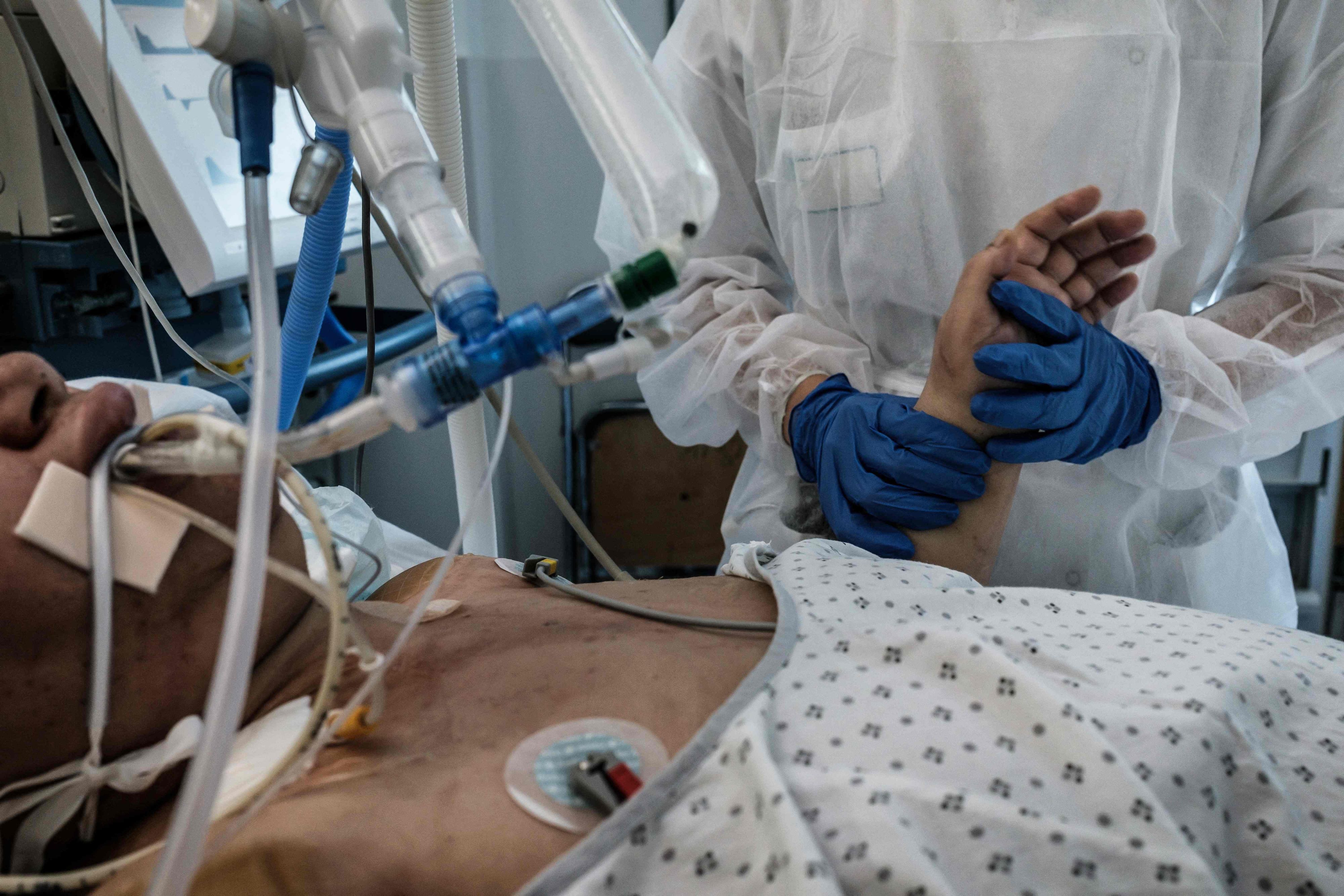 In den Spitälern, vor allem den Intensivstationen, arbeiten die Mediziner am Anschlag.