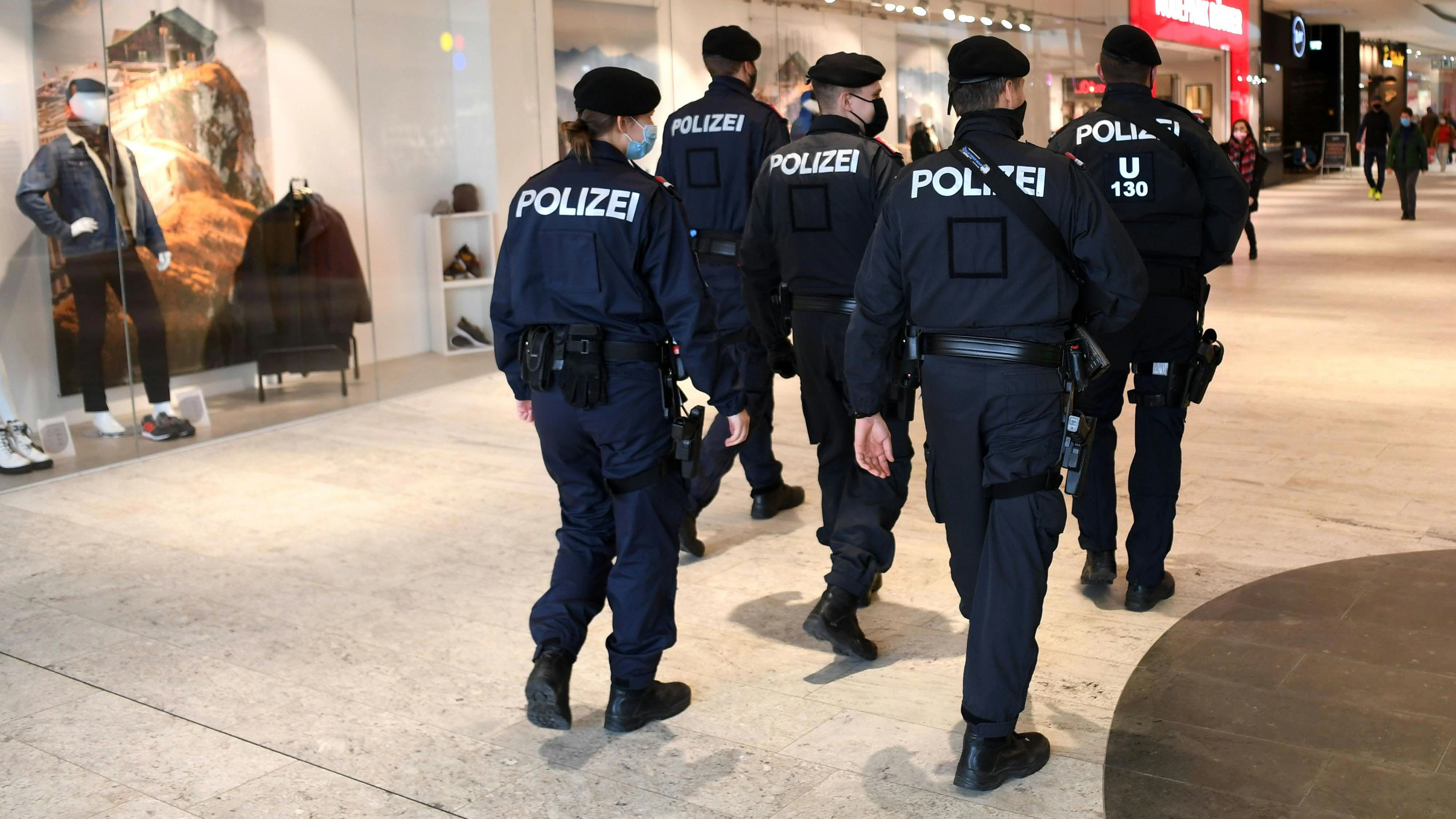 Die Polizei bei Corona-Kontrollen in einem Einkaufszentrum.