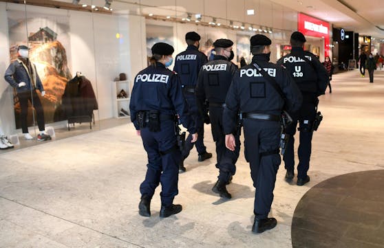 Die Polizei bei Corona-Kontrollen in einem Einkaufszentrum.