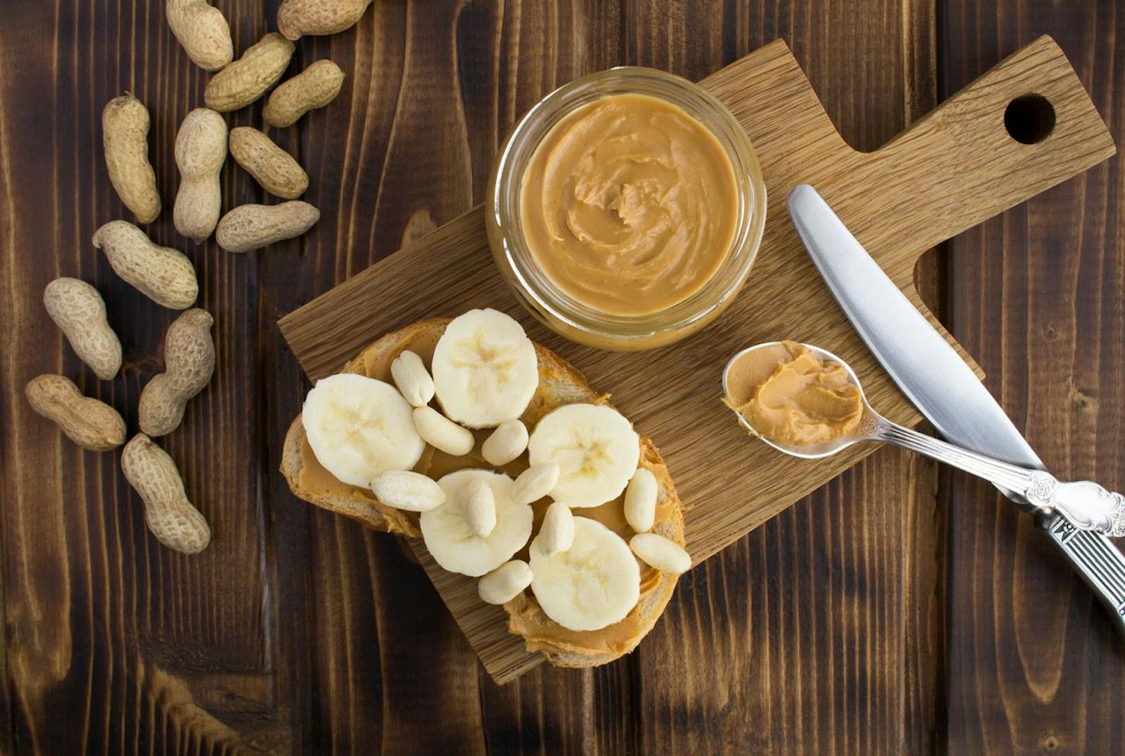 Bananen und Erdnüsse enthalten hohe Mengen an Kupfer. Das Spurenelement ist wichtig für die Zellatmung und unterstützt die Haarwurzel dabei Farbpigmente zu erzeugen.