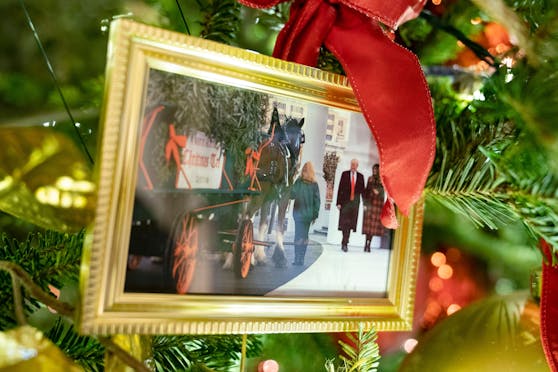 Donald Trump und die ehemalige First Lady Melanie ziehen wieder ins Weiße Haus ein. Zumindest auf einem eingerahmten Foto am Weihnachtsbaum der Bidens.