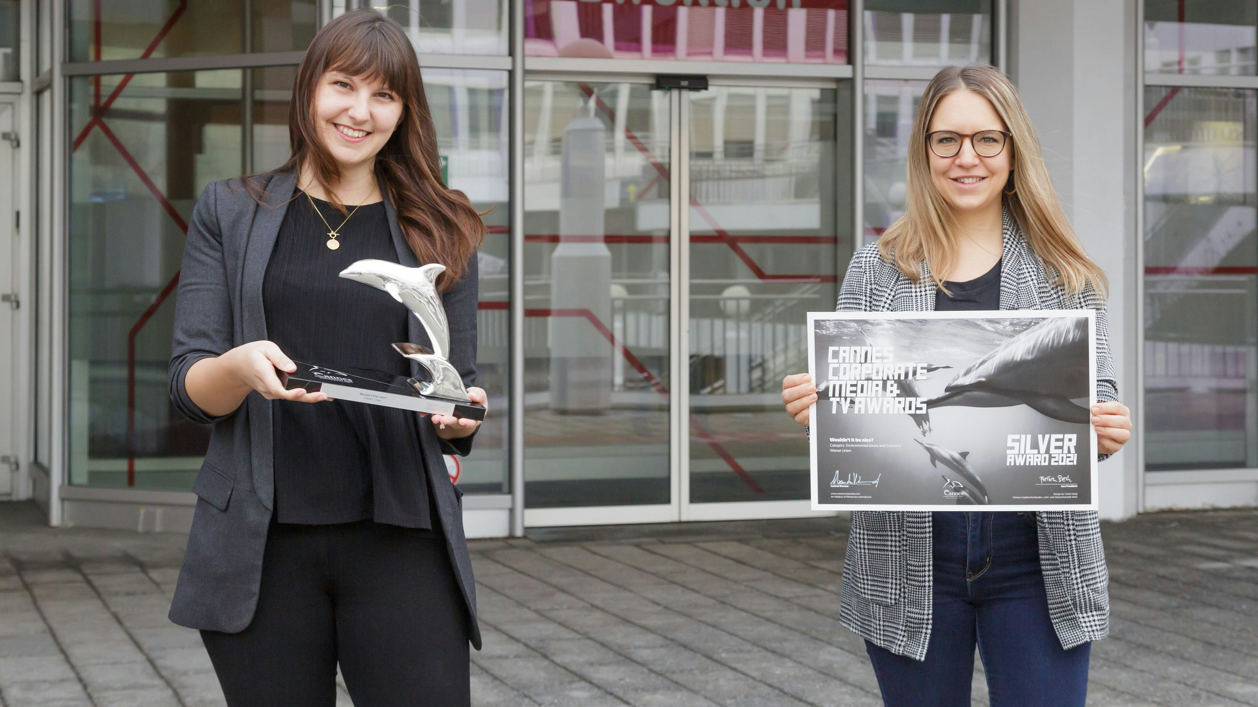 Preis für die Wiener Linien: Projektverantwortliche Christina Grünstäudl und Pressesprecherin Lisa Schmid.