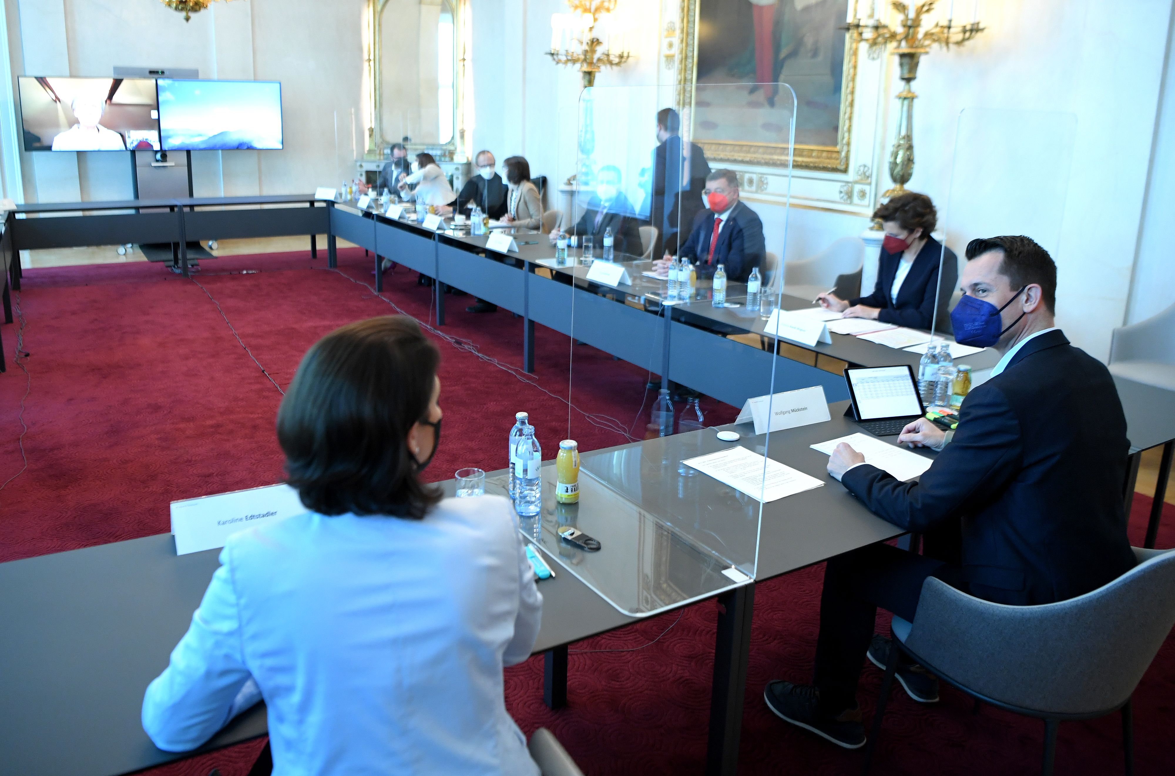 Kanzleramtsministerin Karoline Edtstadler (ÖVP) und Sozial- und Gesundheitsminister Wolfgang Mückstein (Grüne) im Rahmen eines Runden Tisches zur Impfpflicht mit Verfassungsjuristen, Wissenschaftern, Gesundheitsexperten, Verfassungsdienst, Bioethikkommission und Vertretern von SPÖ und NEOS am Dienstag, 30. November 2021, in Wien.