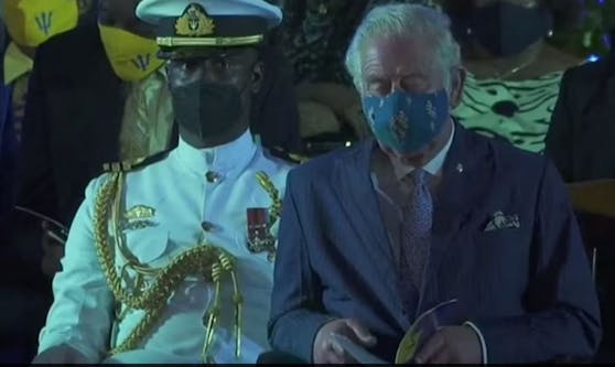 Prinz Charles hat die Augen geschlossen.