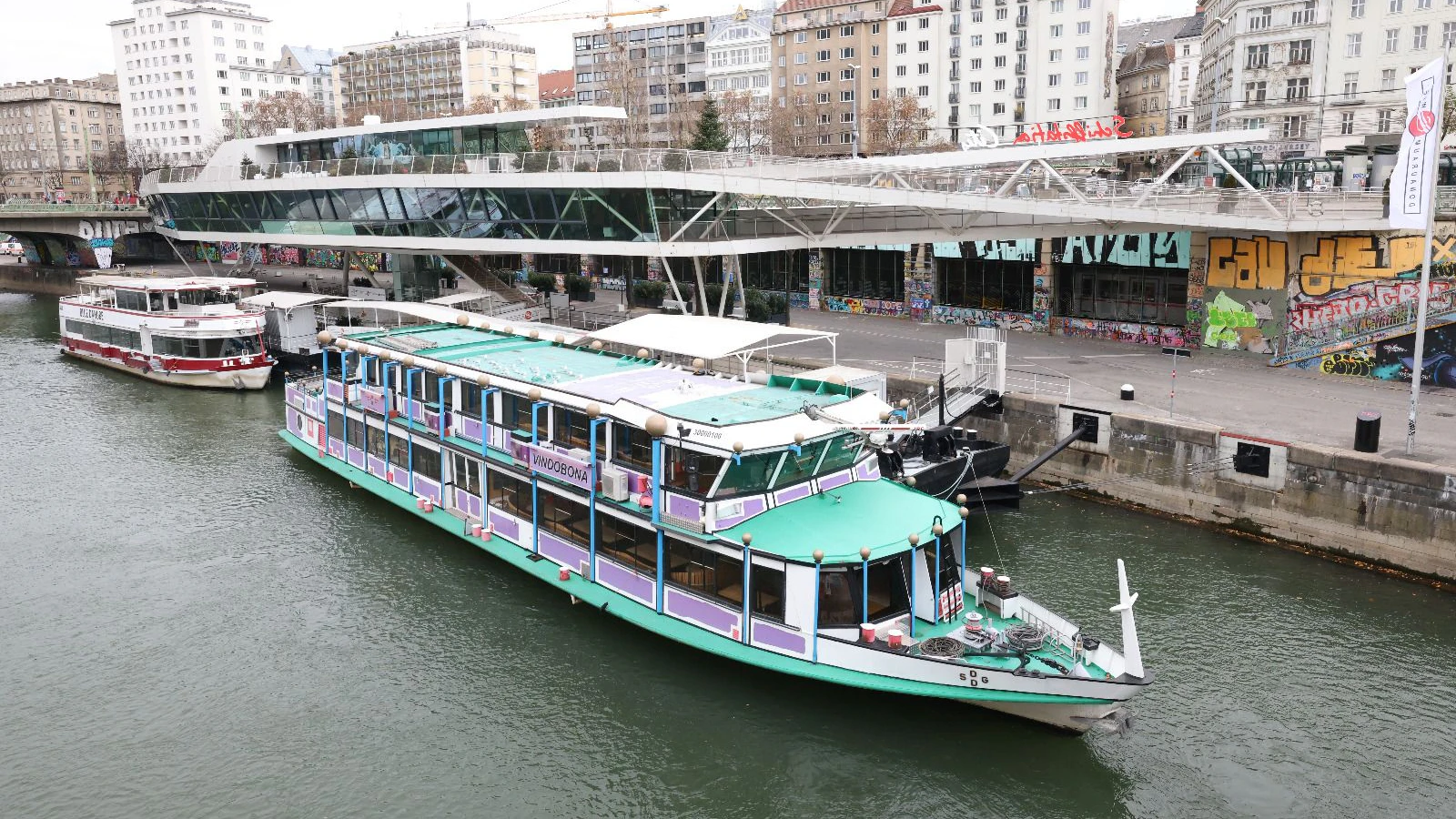 Impfschiff "Vindobona" am Wiener Donaukanal beim Schwedenplatz. 