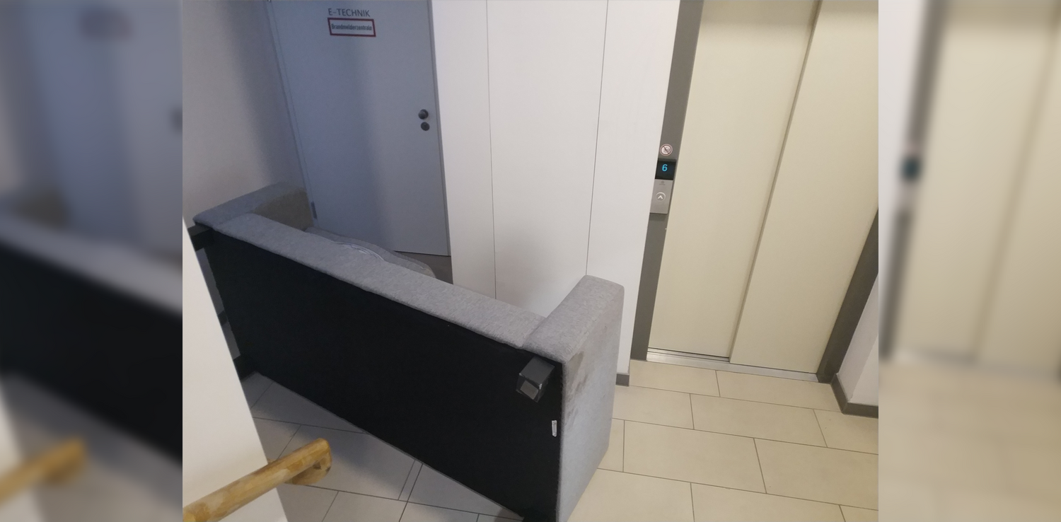 Seit Tagen soll dieses Sofa schon im Stiegenhaus liegen.