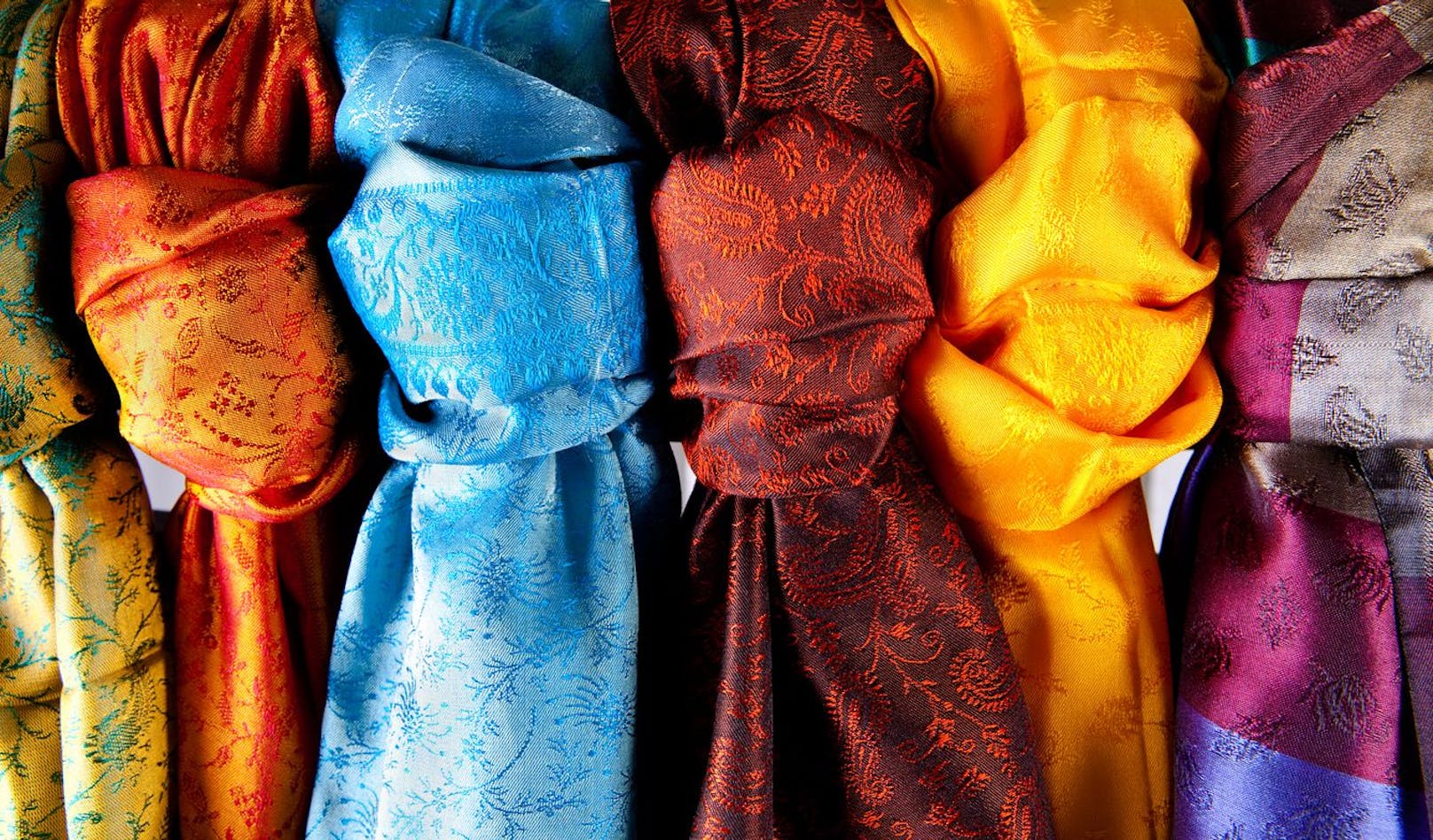 Kashmir und Wolle sind Stoffe, die man immer gerne um den Hals trägt. Aber auch lange Seidenschals eignen sich durch ihren hohen Qualitätsgrad als geeigneter Schutz vor der Kälte. Jene, mit einem leichten Wollanteil sind bestens für kalte Tage geeignet. 