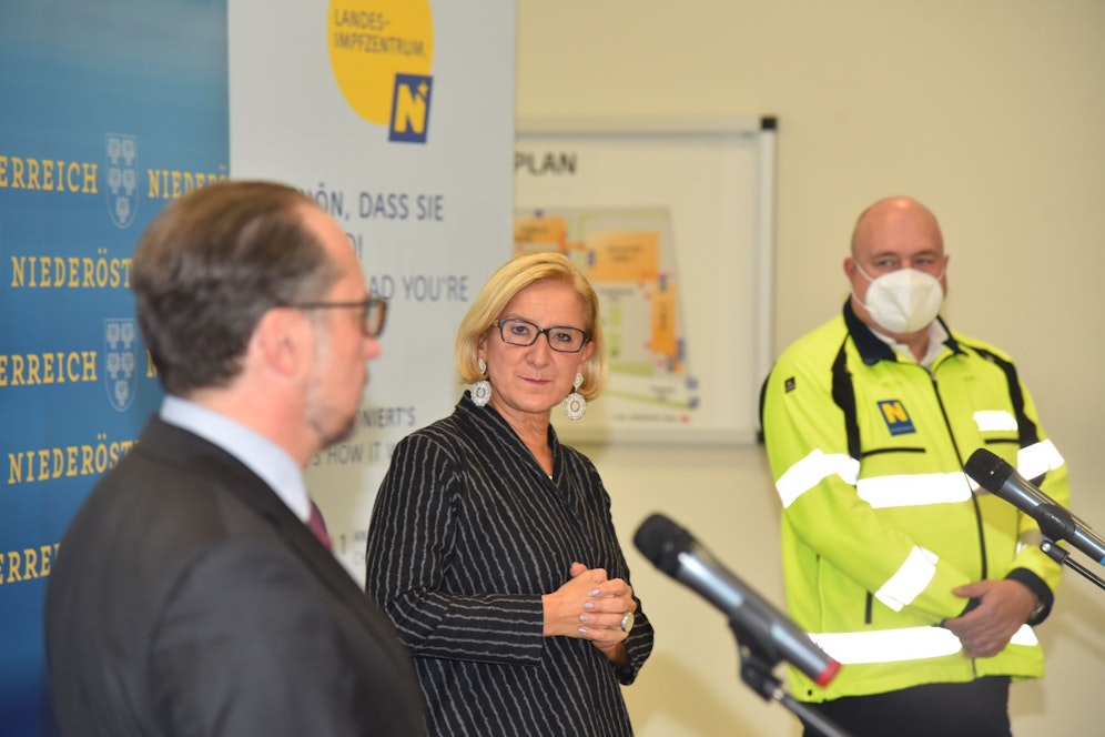 Schallenberg, Mikl-Leitner und Christof Chwoika (Geschäftsführer Notruf NÖ)