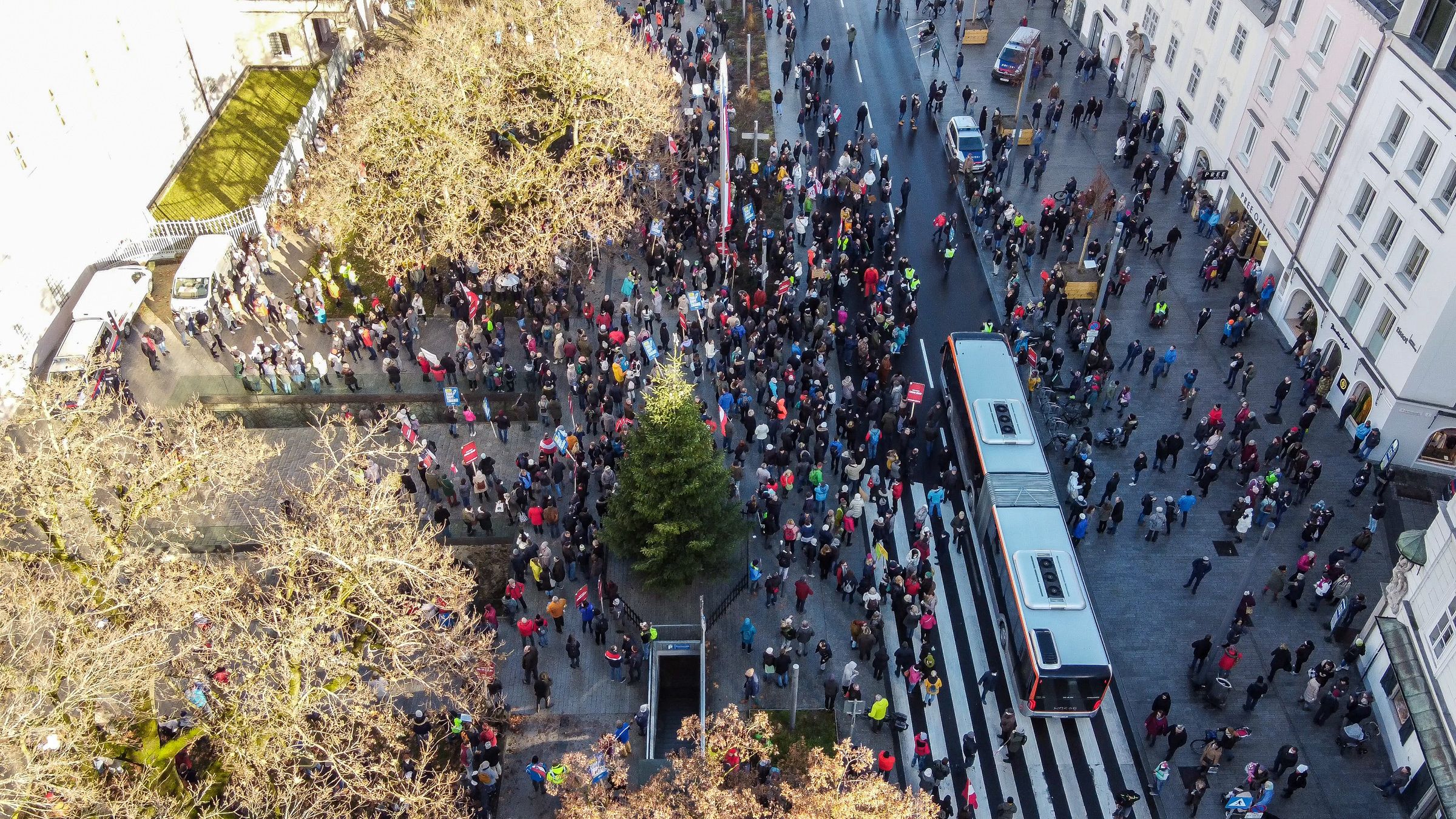 Knapp 1.000 Menschen demonstrierten gegen die Impfpflicht und die Corona-Maßnahmen in Linz.