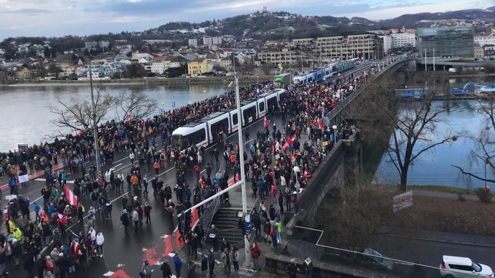 Illegaler Corona-Protest auf der Linzer Nibelungenbrücke sorgte für totales Verkehrschaos in der Innenstadt.