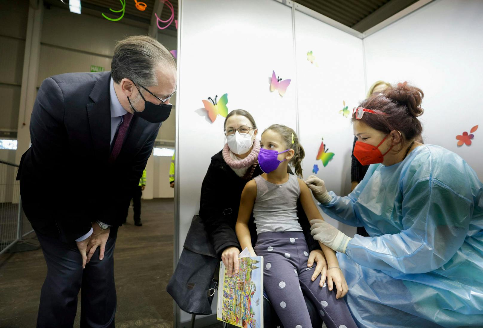 Kanzler Schallenberg als Beistand bei Kinderimpfung