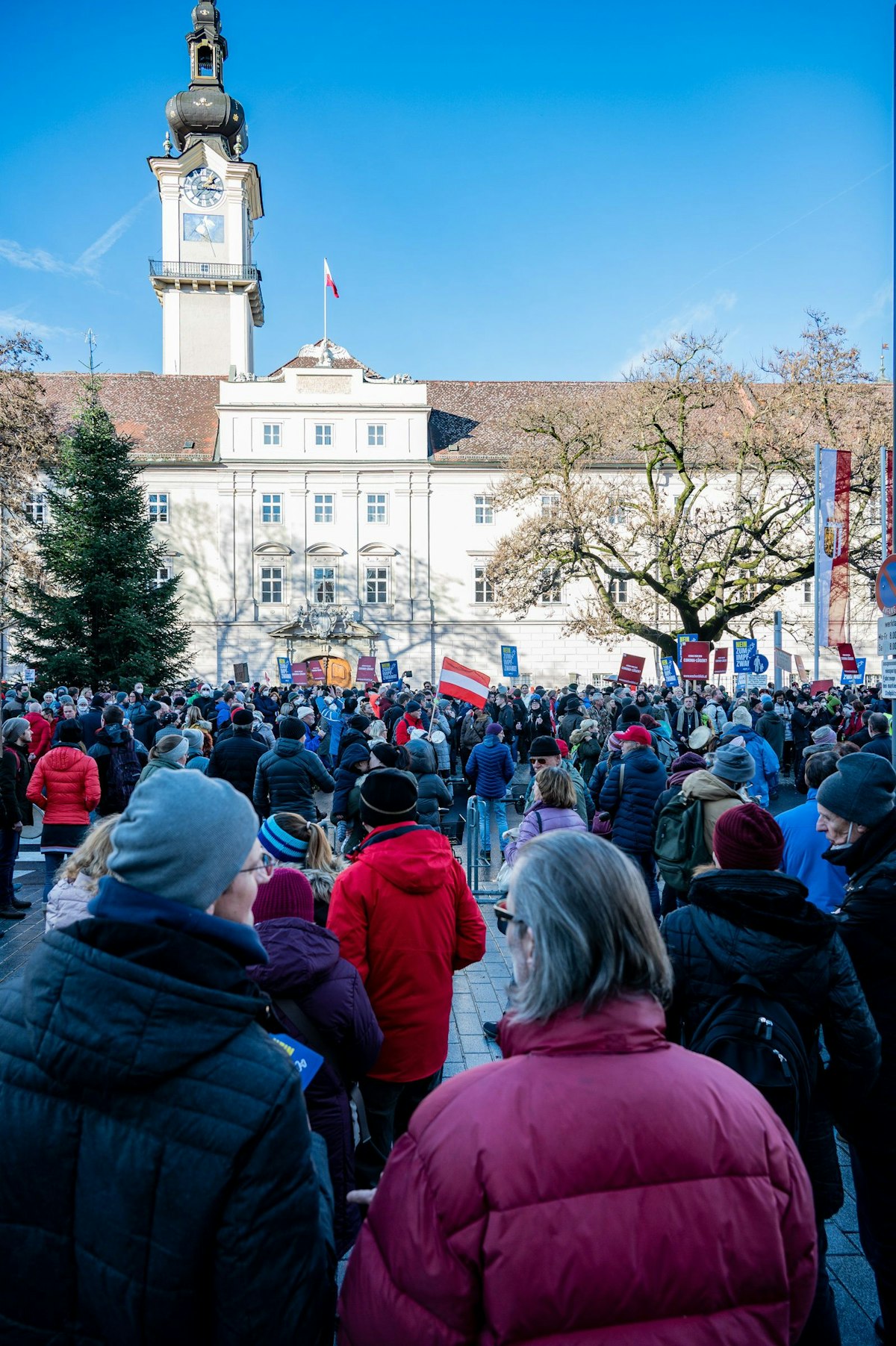 Knapp 1.000 Menschen demonstrierten gegen die Impfpflicht und die Corona-Maßnahmen in Linz.
