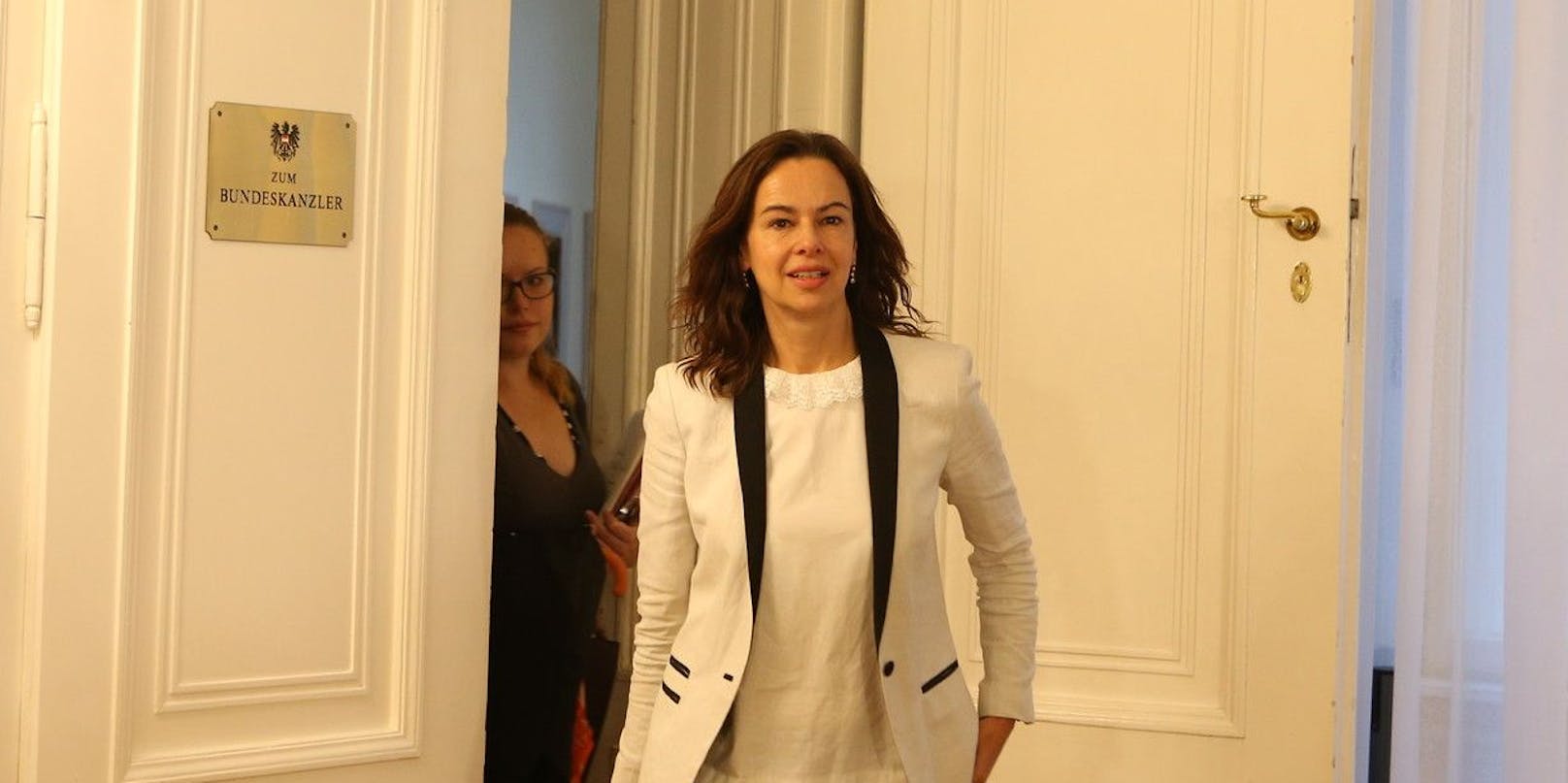 Die gefallene Ex-Ministerin Sophie Karmasin muss sich am Dienstag am Wiener Landesgericht verantworten.