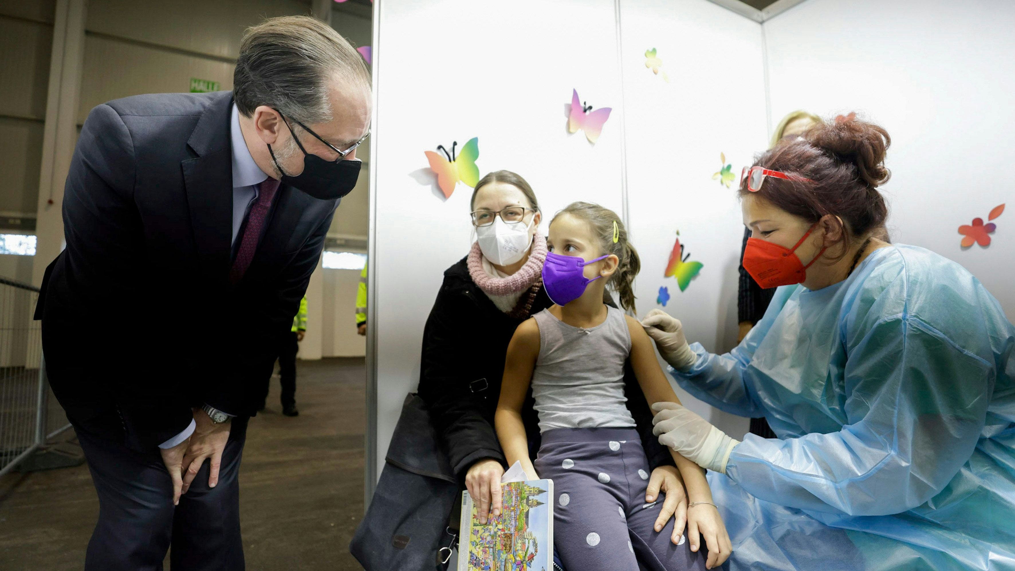 Kanzler Alexander Schallenberg in der Impfstraße 