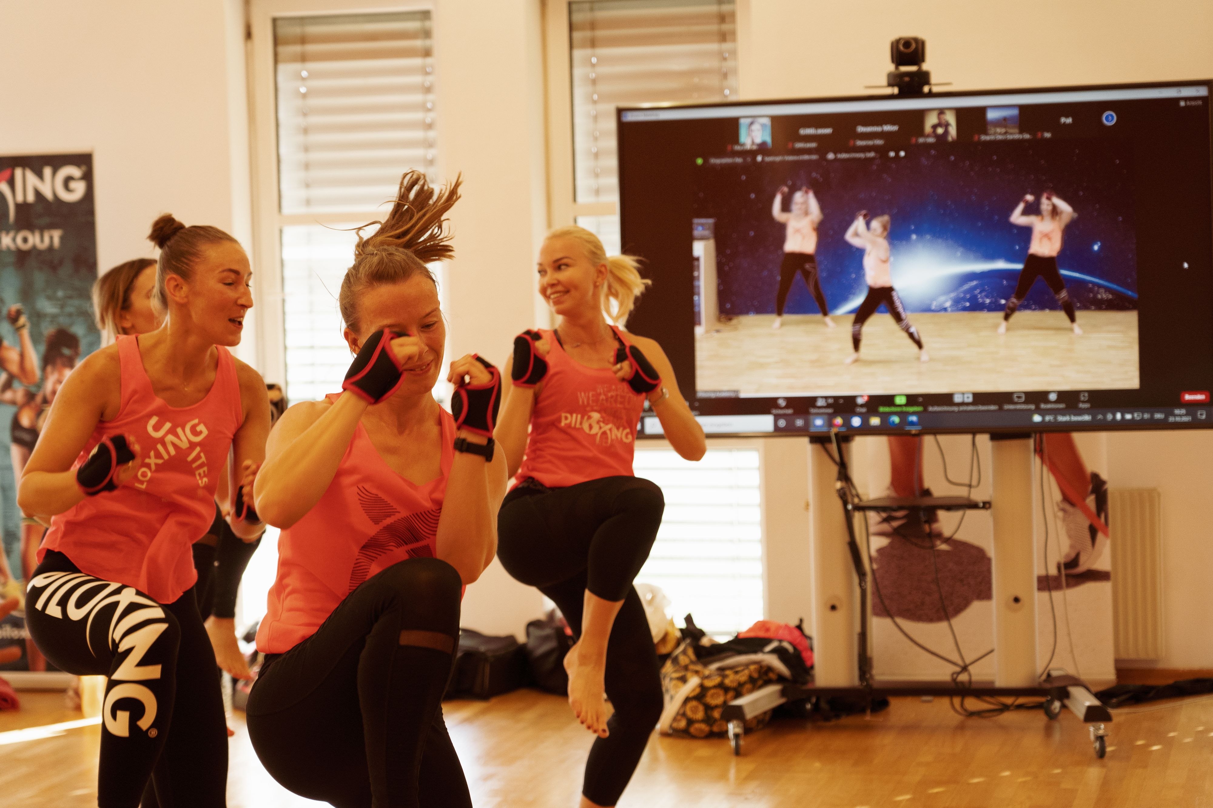 Gegen eine Spende von 10 Euro sporteln Teilnehmer online bei 