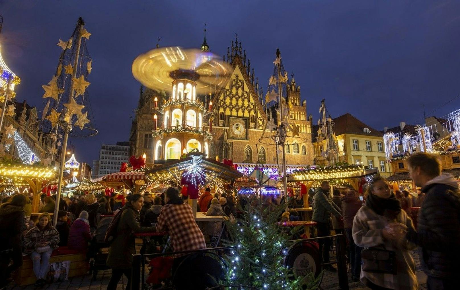 Eine wunderschöne Kulisse für vorweihnachtlichen Begegnungen: Der Marktplatz von Wrocław