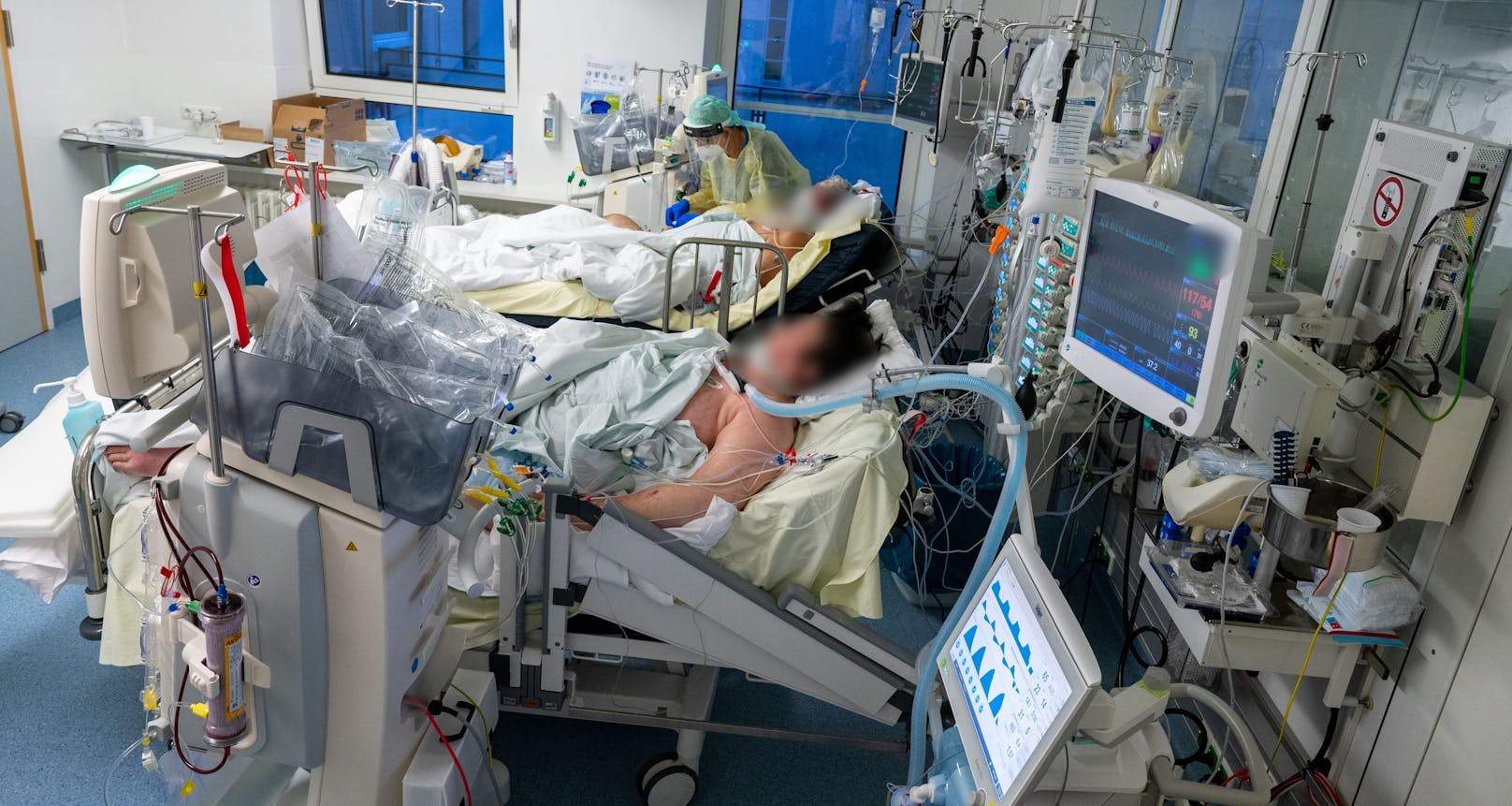 Schwerkranke Corona-Patienten werden auf der Intensivstation eines Spitals behandelt. Die Lage eskaliert.