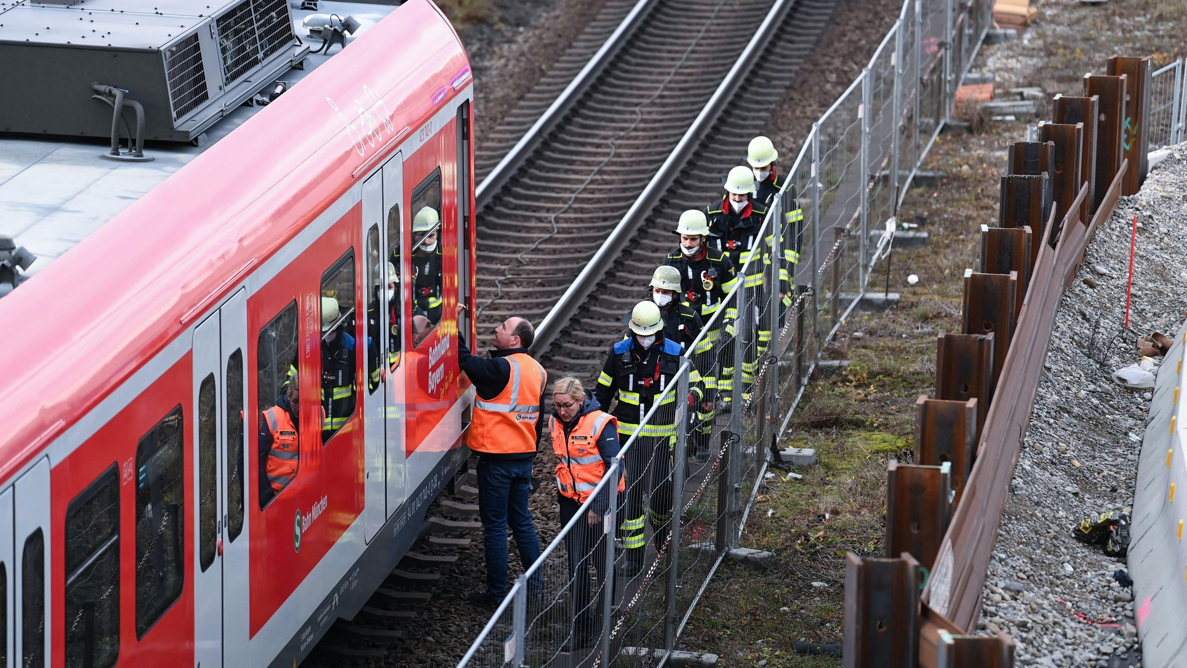 Download von www.picturedesk.com am 01.12.2021 (14:07).  01 December 2021, Bavaria, Munich: Firefighters go to an S-Bahn together with railway staff near the Donnersberger Bridge. A police operation is underway after a loud bang near the bridge. "We know of a bang and a column of smoke," a police spokesman said Wednesday. The fire department said in an initial statement it was a deflagration. There was initially no information on possible casualties. Photo: Sven Hoppe/dpa - 20211201_PD2955 - Rechteinfo: Rights Managed (RM)
