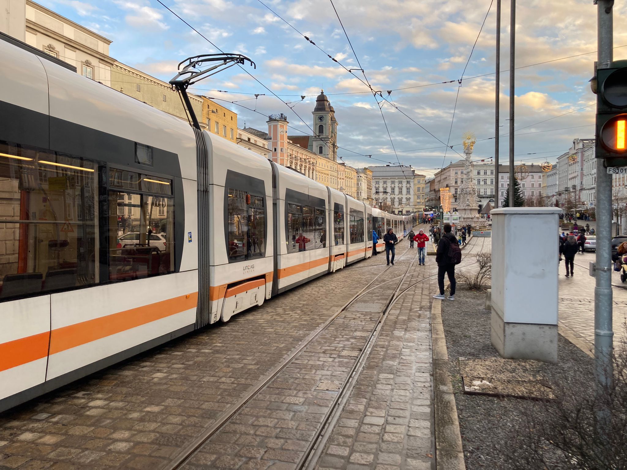 Die 19-Jährige fuhr mit der Straßenbahn – obwohl sie eigentlich in Heim-Quarantäne hätte bleiben sollen (Symbolbild).