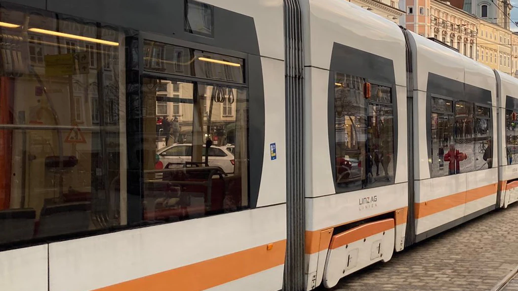 Zahlreiche Straßenbahnen wurden durch die Demonstranten zum Stillstand gezwungen.