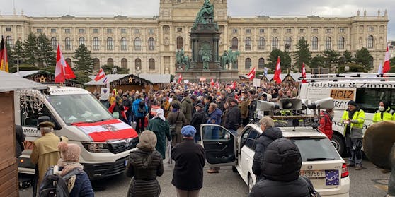 Der Platz füllte sich zunehmend, ab 15 Uhr sollte abmarschiert werden.