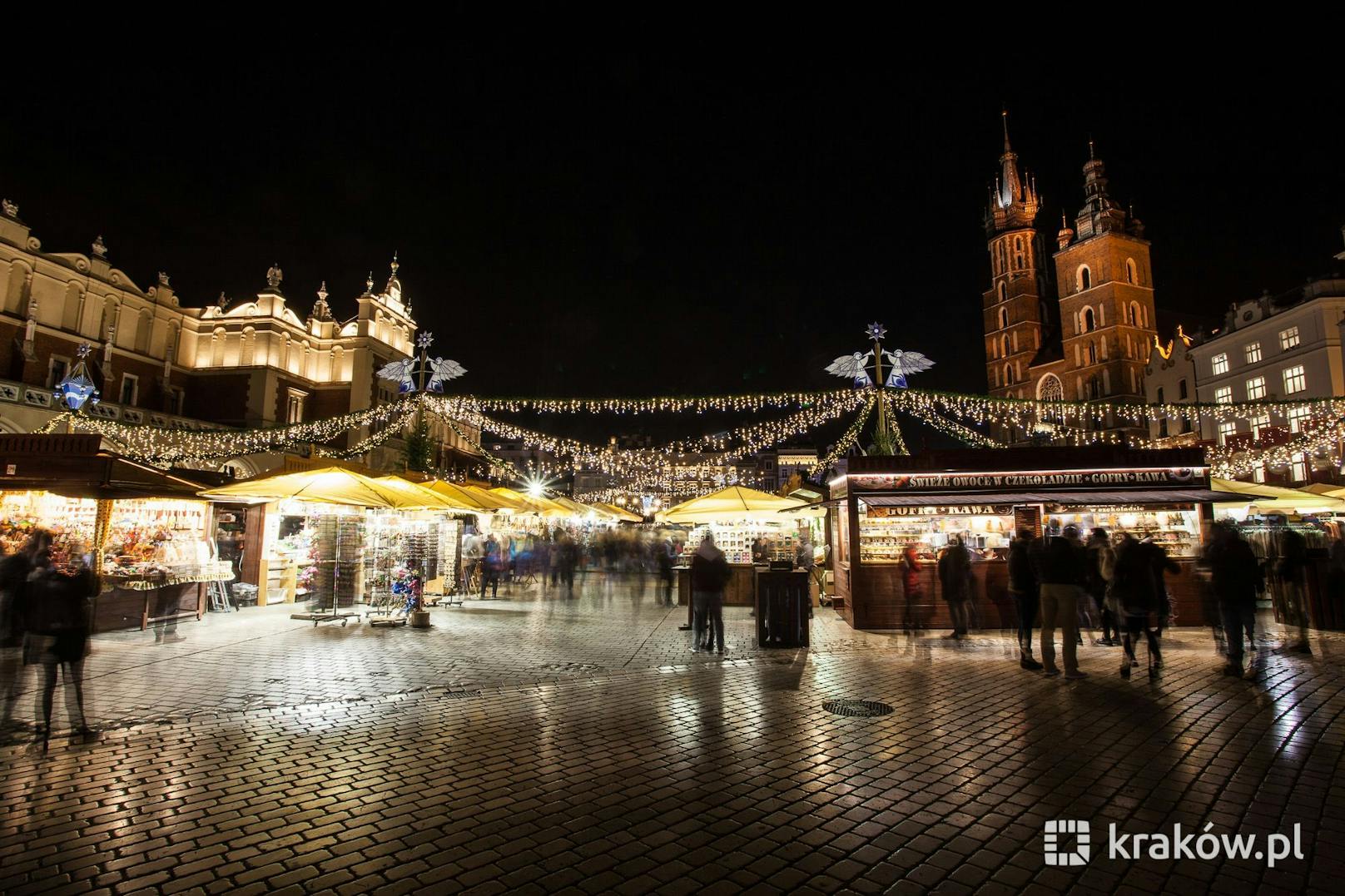 Weihnachtsschmuck in Hülle und Fülle und internationale Küche machen den Reiz des Weihnachtsmarktes in Krakau aus.