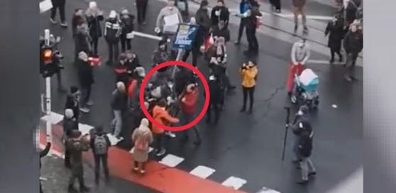 Bei der illegalen Corona-Demo in Linz wurde ein ORF-Kamerateam attackiert.