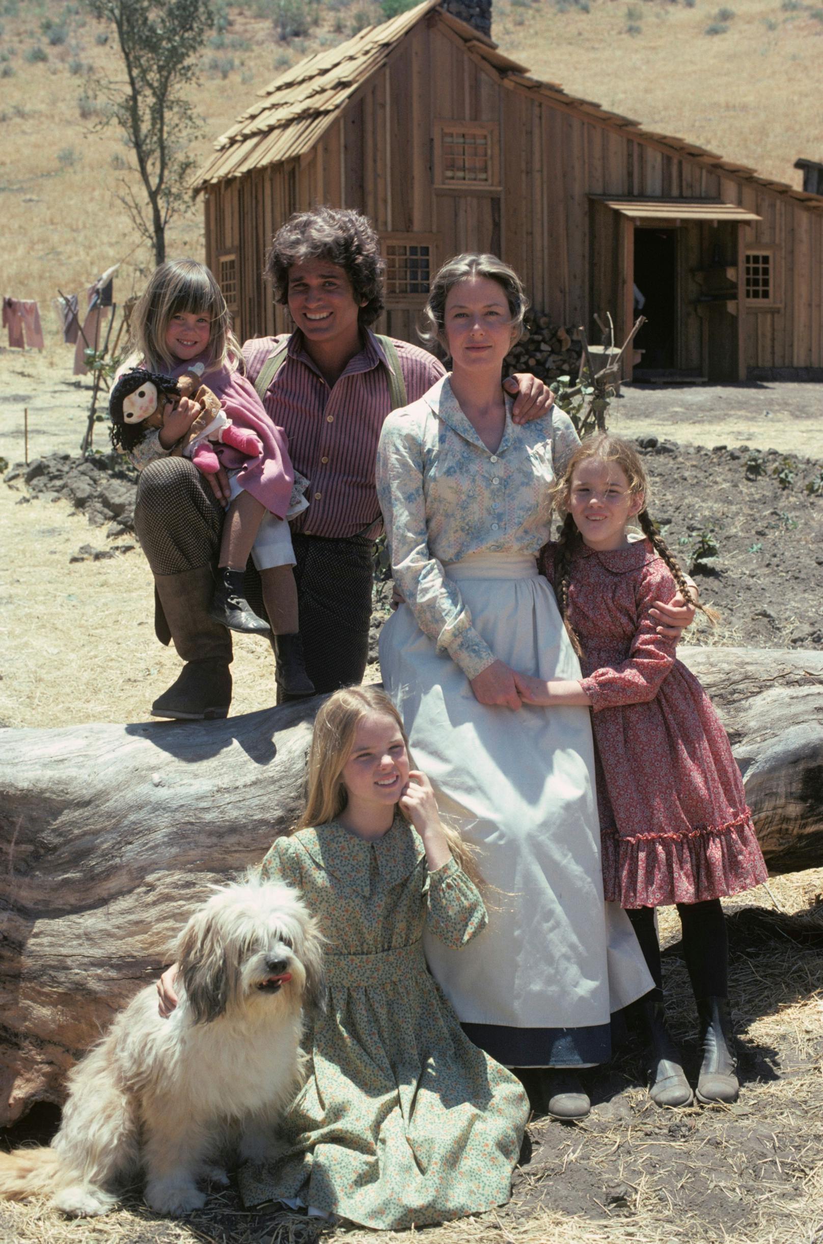 "Unsere kleine Farm" mit Carrie (Celestia Ingalls Swanzey), Charles (Michael Landon), Caroline (Karen Grassle), Laura (Melissa Gilbert) und Mary (Melissa Sue Anderson).
