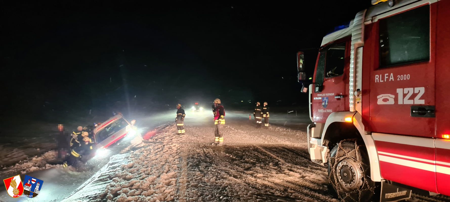 Die Feuerwehr bei der Bergung.