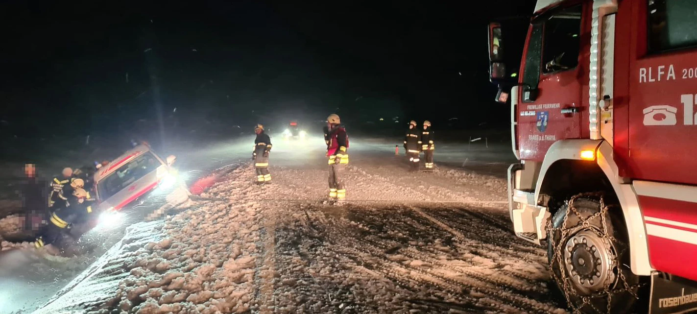 Die Feuerwehr bei der Bergung.