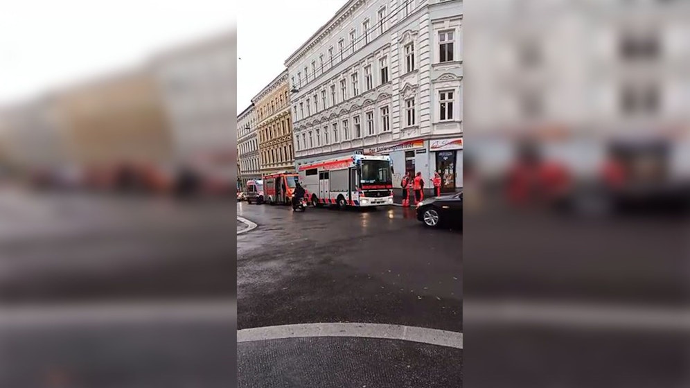 Acht Fahrzeuge der Wiener Berufsfeuerwehr befinden sich gerade bei der Schule.
