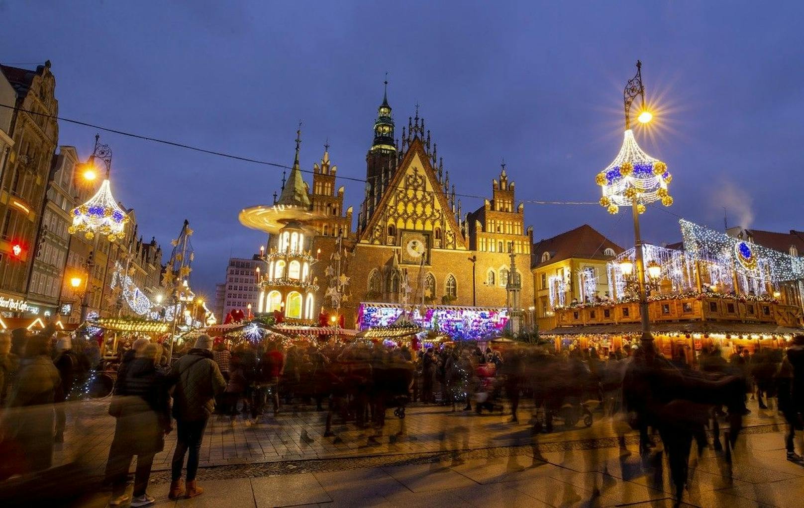 Illuminationen, neue Lichtfiguren, Themenecken, ein venezianisches Karussell - all das gibt es auf dem Weihnachtsmarkt in Gdańsk zu bestaunen.