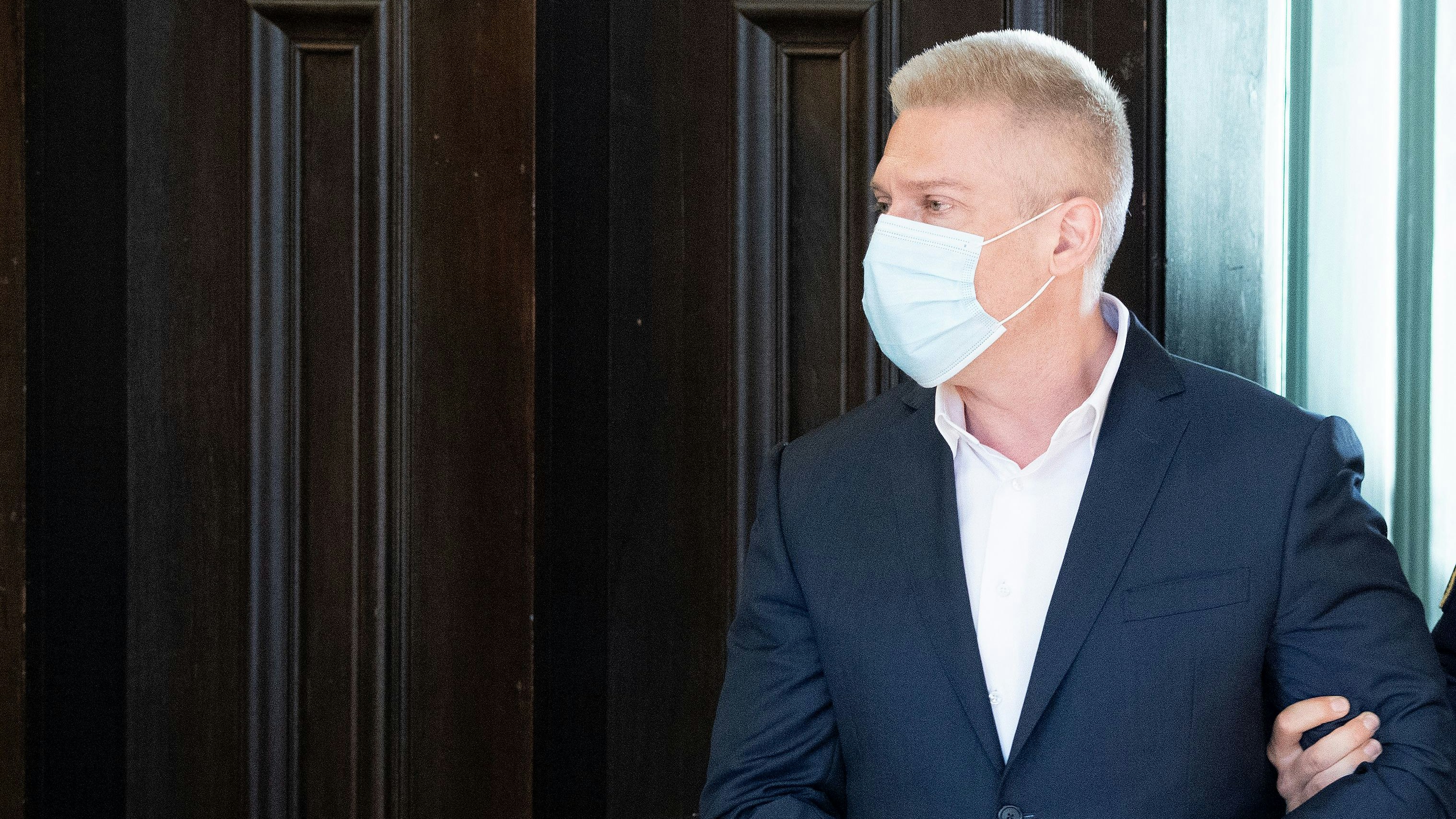 Download von www.picturedesk.com am 01.12.2021 (15:20).  ABD0012_20210908 - ST. PÖLTEN - ÖSTERREICH: Der Angeklagte Julian Hessenthaler vor einem Prozess nach dem Suchtmittelgesetz gegen den mutmaßlichen Ibiza-Drahtzieher am Mittwoch, 8. August 2021, in St. Pölten. - FOTO: APA/ROLAND SCHLAGER - 20210908_PD0823 - Rechteinfo: Rights Managed (RM)