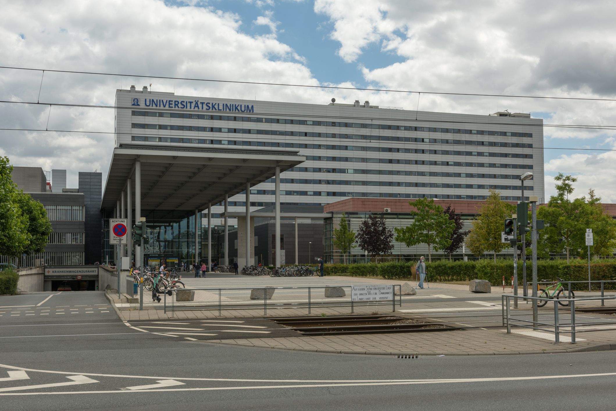 Plazenta und Hose fand man an einem Krankenhaus, eine unsachgemäße Entsorgung kann ausgeschlossen werden. (Symbolbild)