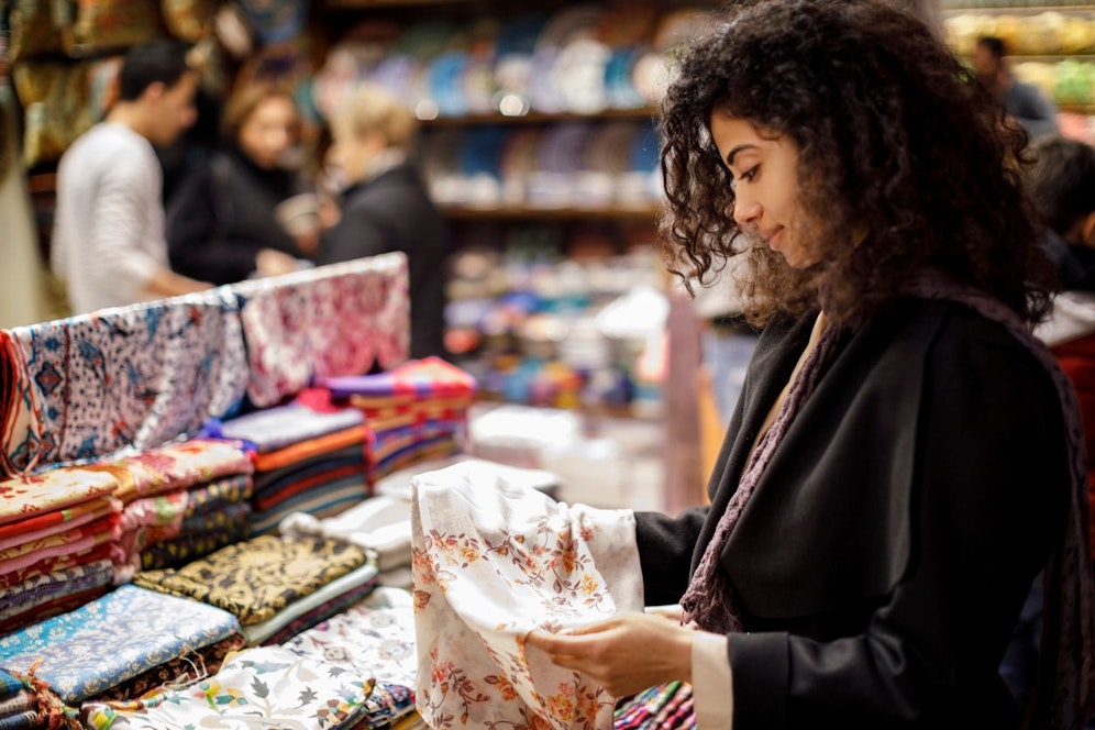Auch ein leichter Schal kann im Winter entzücken, und dir Wärme spenden. So sieht es jedenfalls mit den vielseitigen Seidenschals und den trendy Turbans aus. 
