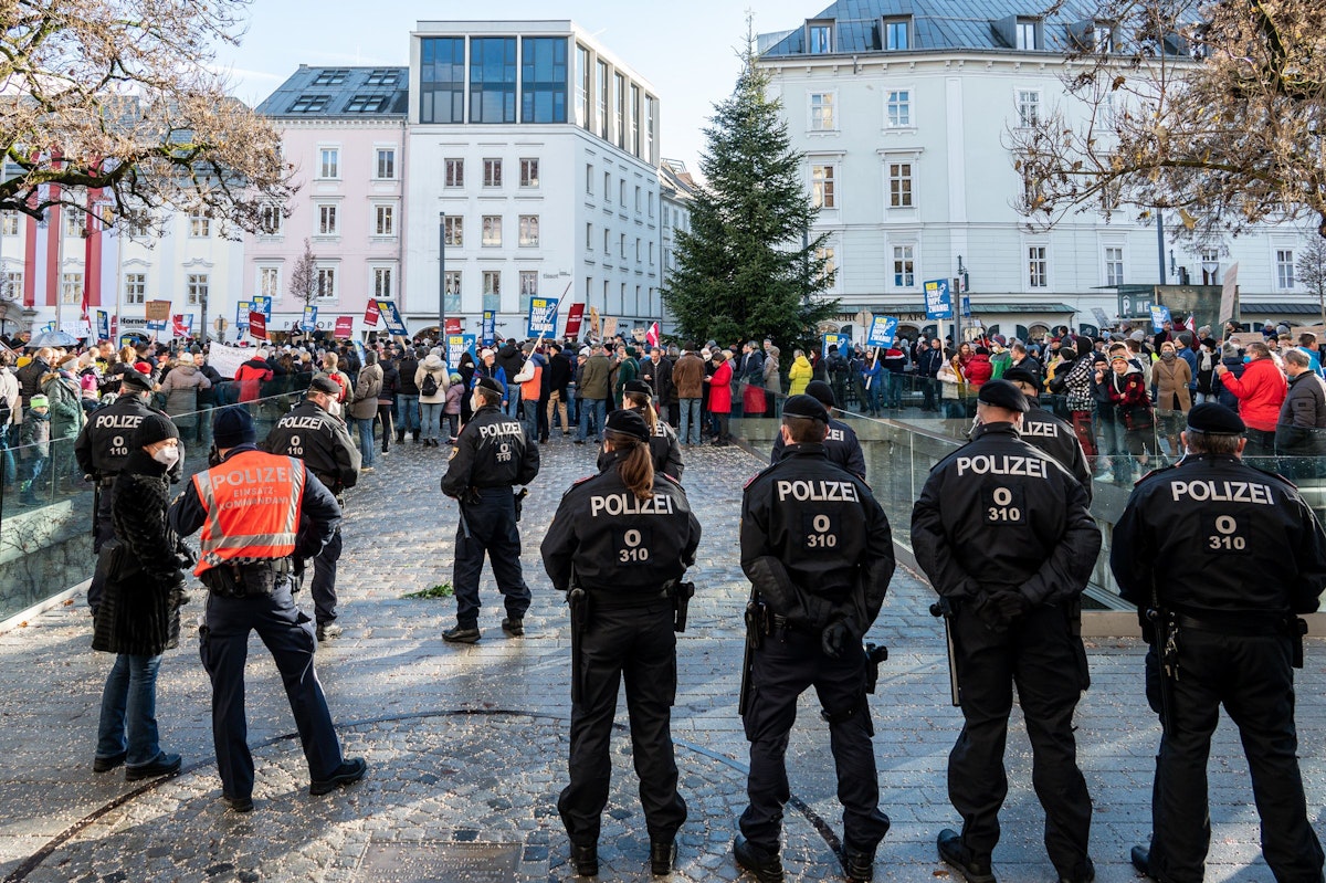 Knapp 1.000 Menschen demonstrierten gegen die Impfpflicht und die Corona-Maßnahmen in Linz.