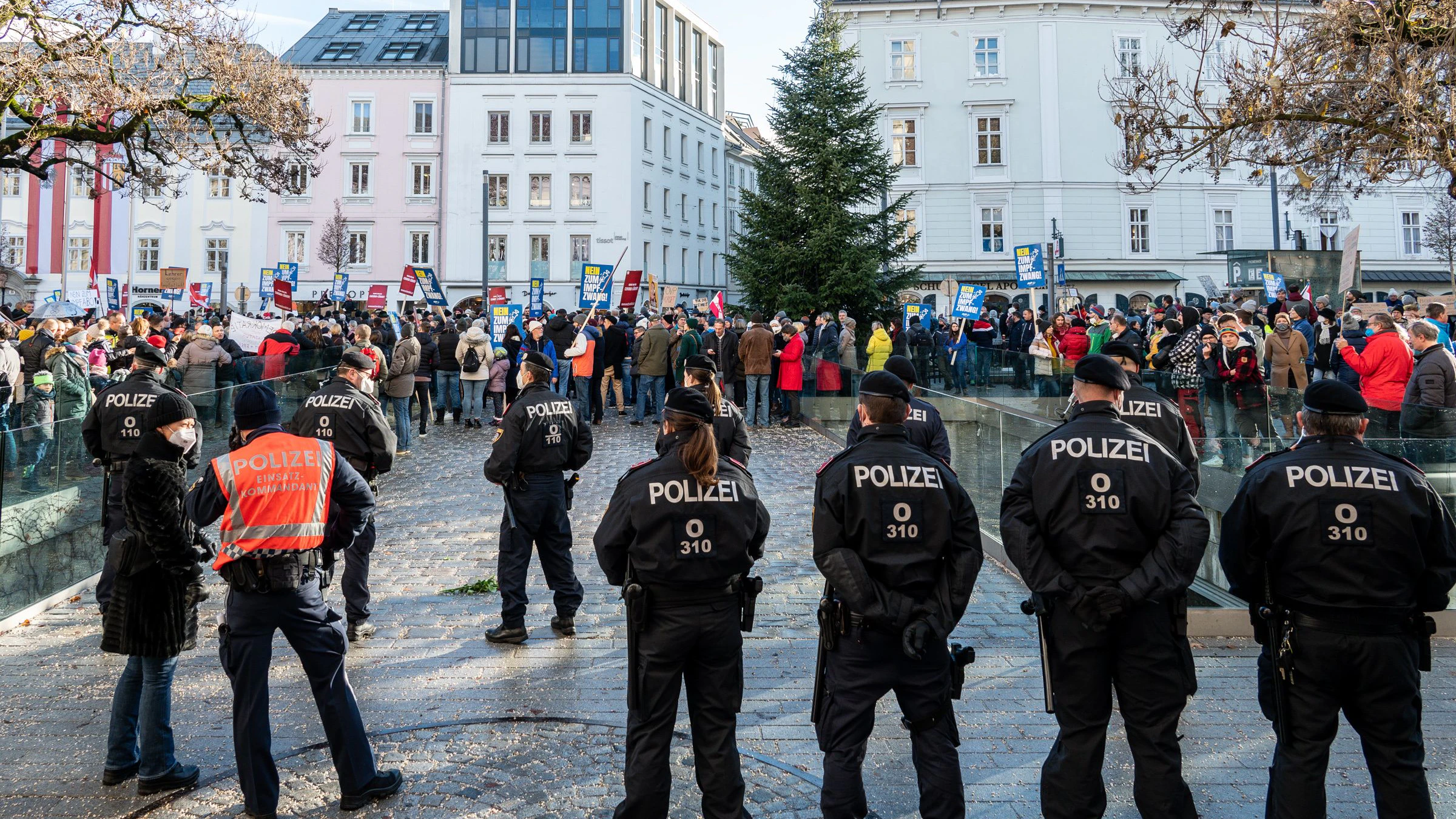 Knapp 1.000 Menschen demonstrierten gegen die Impfpflicht und die Corona-Maßnahmen in Linz.