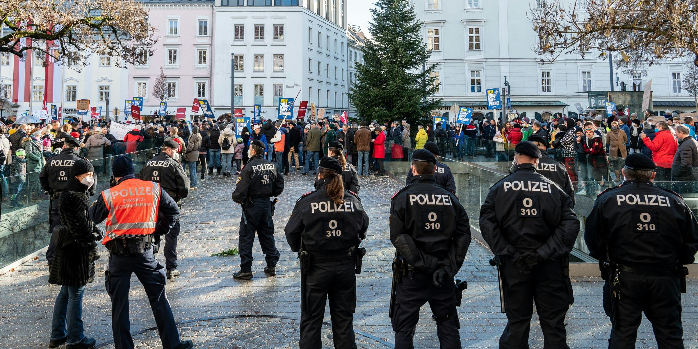 Knapp 1.000 Menschen demonstrierten gegen die Impfpflicht und die Corona-Maßnahmen in Linz.
