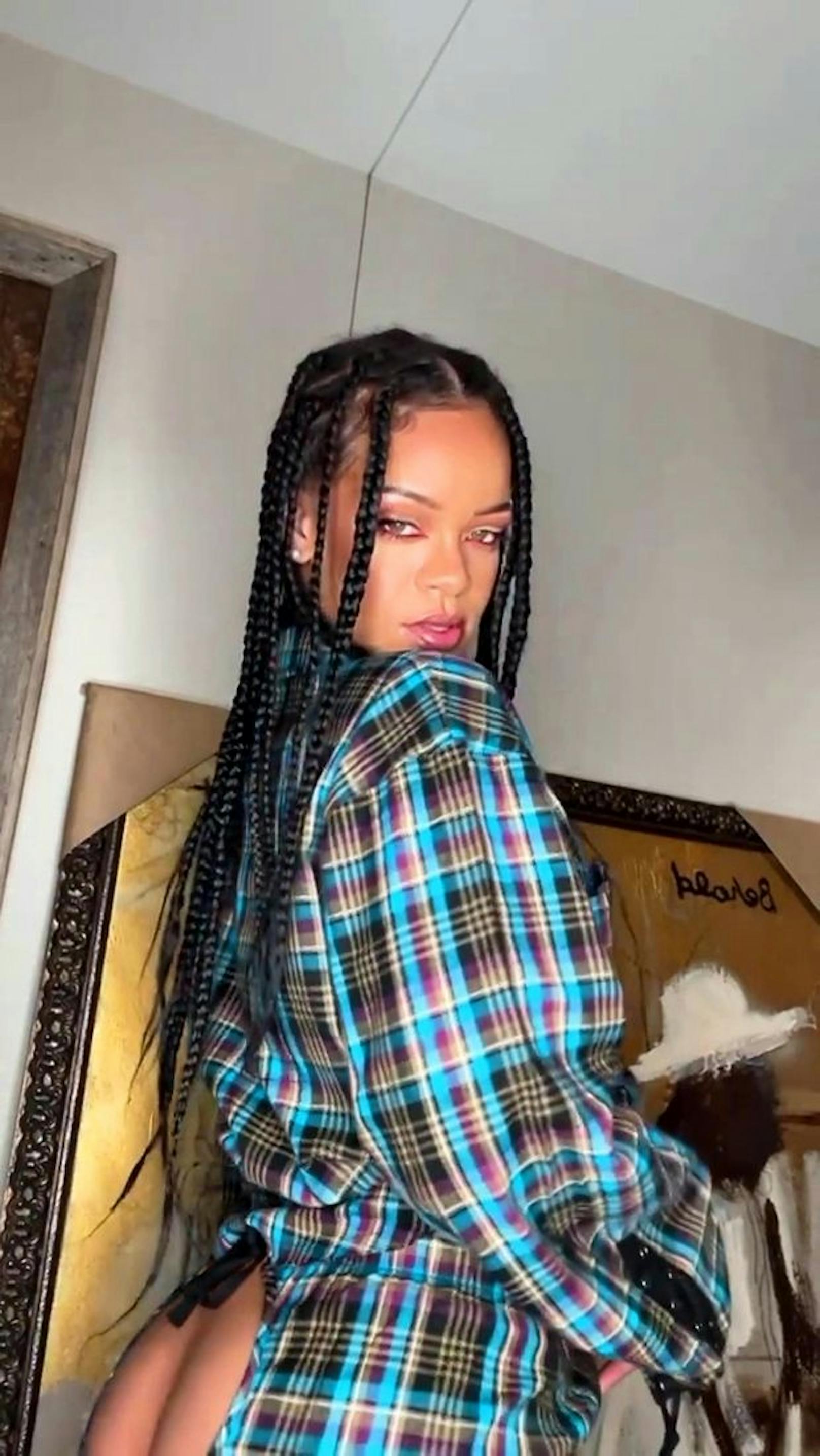 Popstar Rihanna macht Werbung für ihren neuen Pyjama "mit wilder Wendung". Ganz schön zugig, oder? 