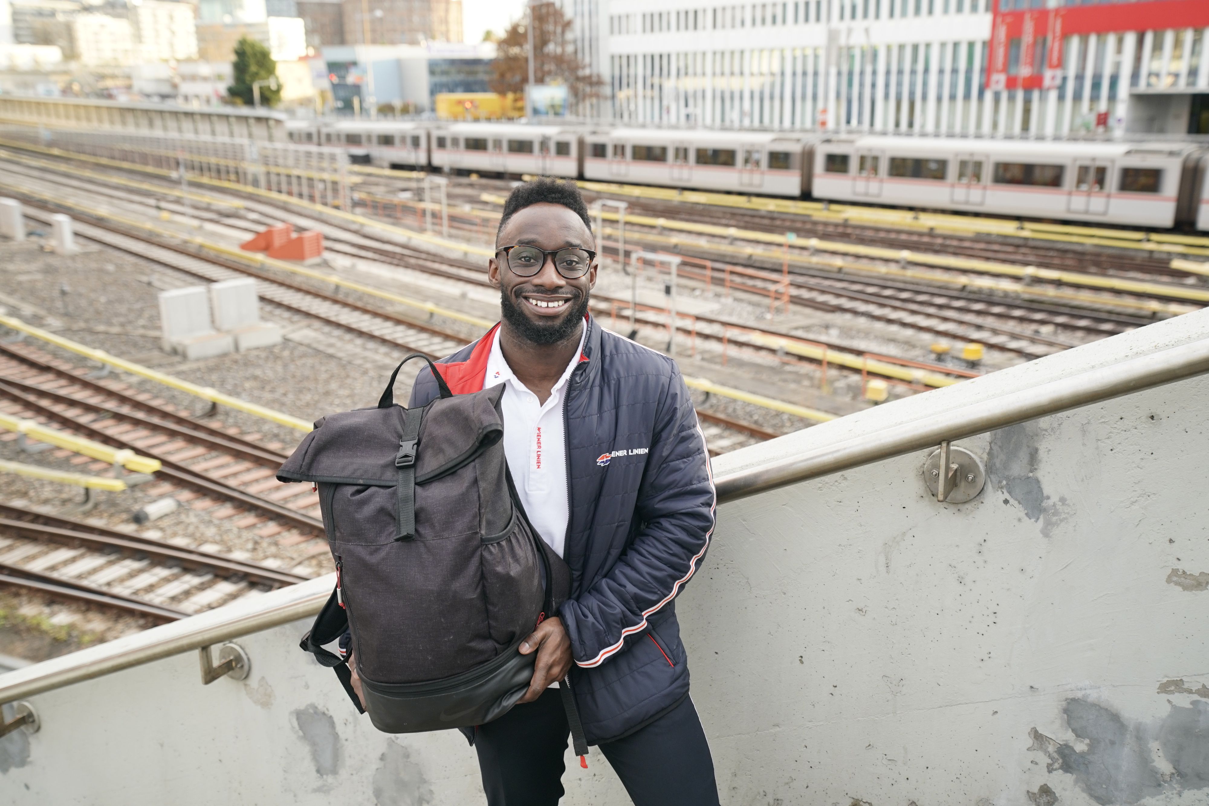 Wiener-Linien-Mitarbeiter Tobi Faluyi (30) fand in seiner U4 die einsame Tasche, forschte die Besitzerin aus und sorgte für ein Happy End.