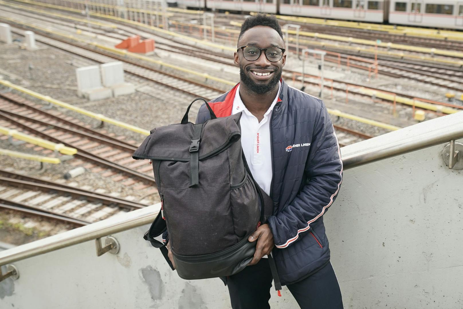 Wiener-Linien-Mitarbeiter Tobi Faluyi (30) fand in seiner U4 die einsame Tasche, forschte die Besitzerin aus und sorgte für ein Happy End.