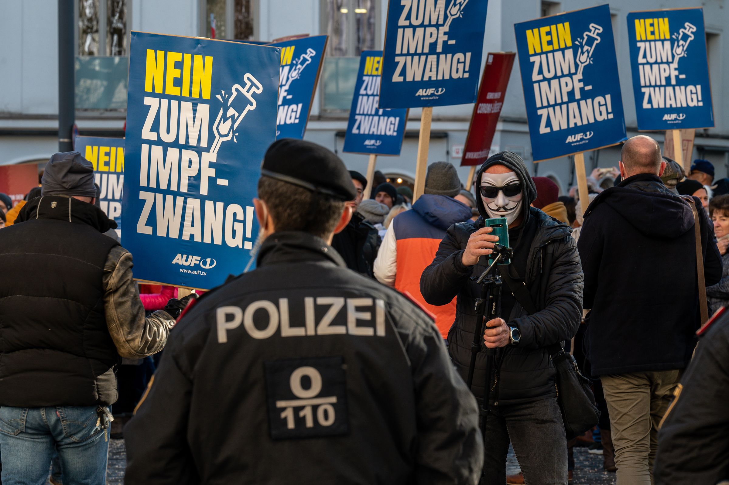 Knapp 1.000 Menschen demonstrierten gegen die Impfpflicht und die Corona-Maßnahmen in Linz.