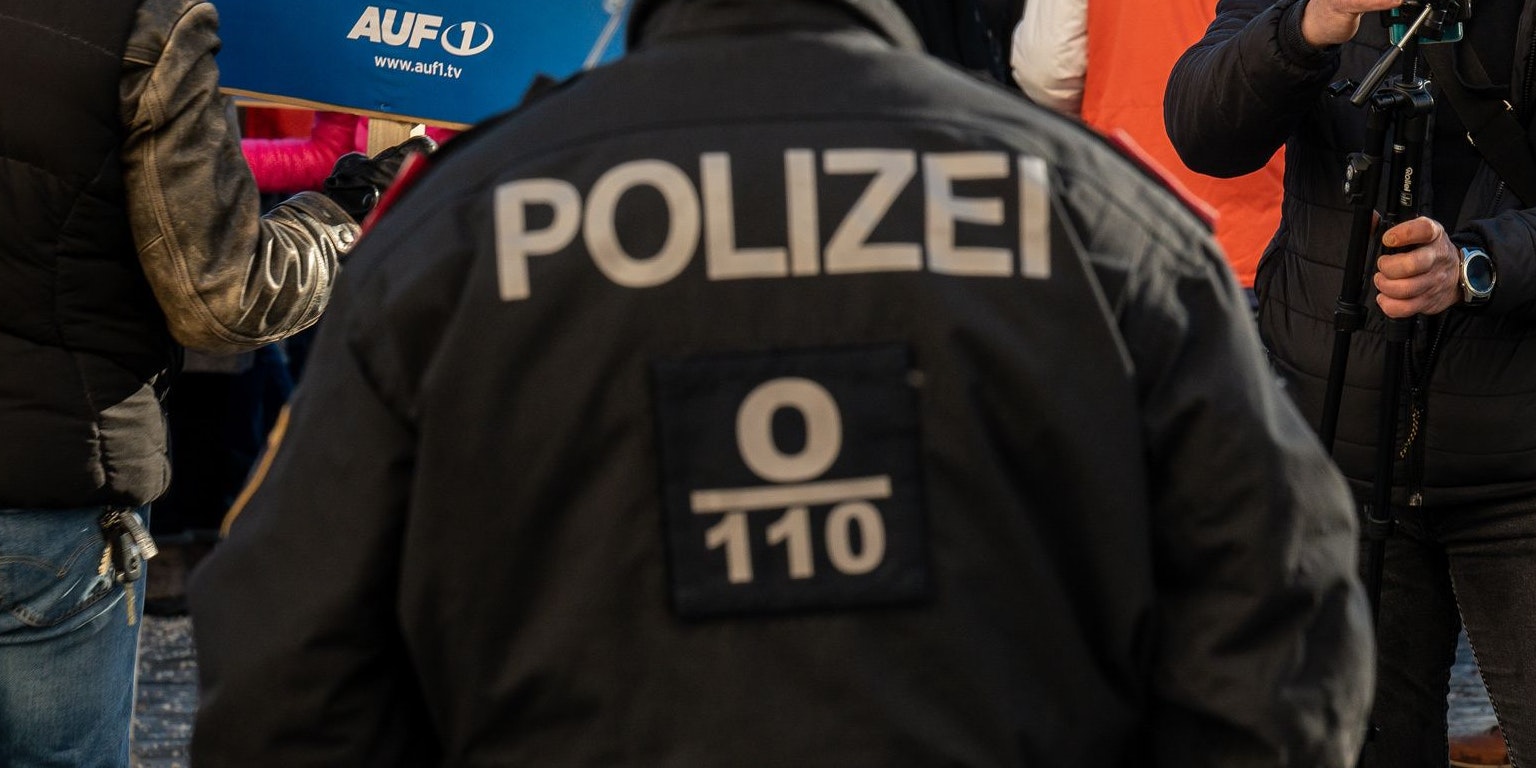 Knapp 1.000 Menschen demonstrierten gegen die Impfpflicht und die Corona-Maßnahmen in Linz.