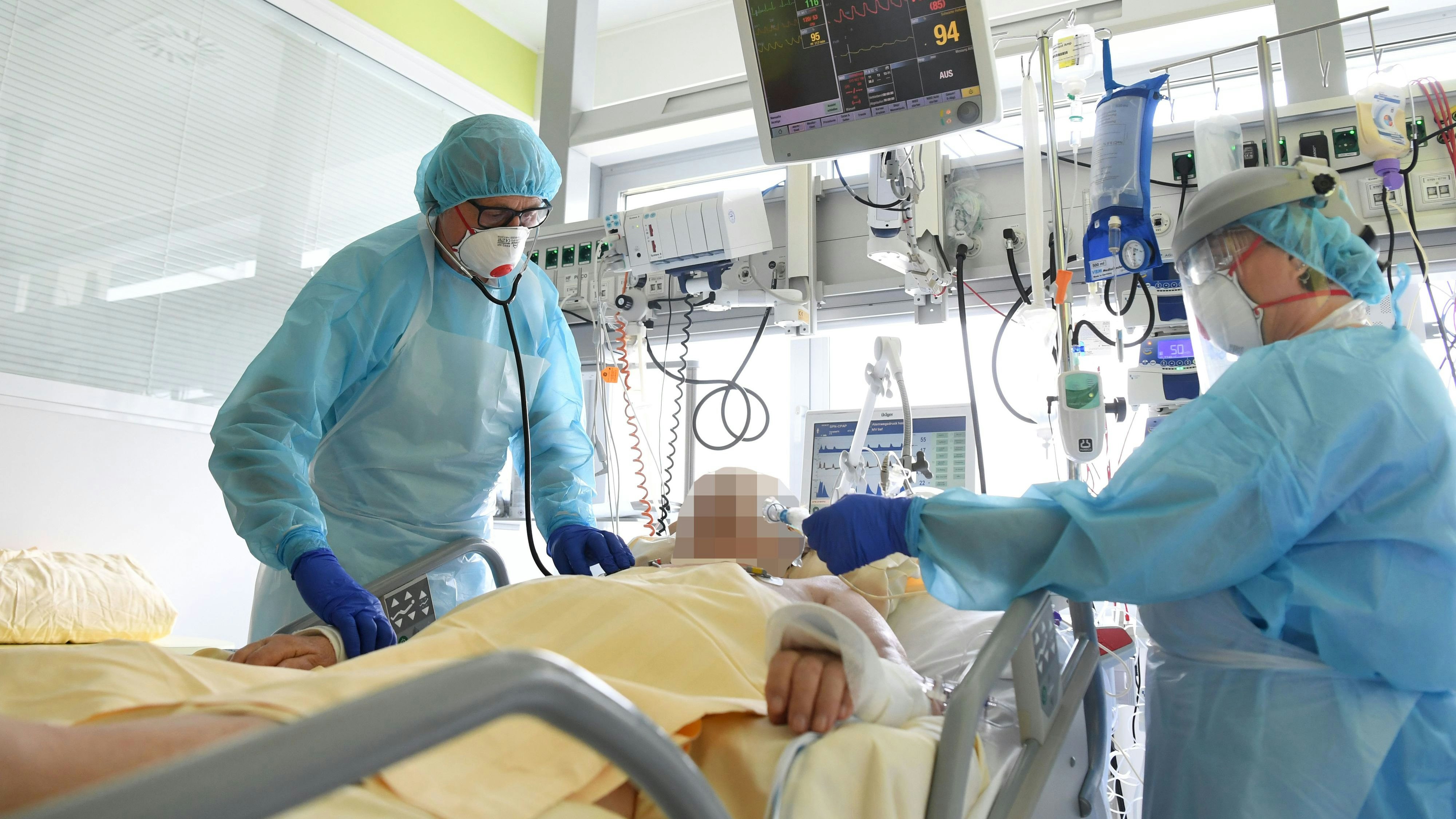 Ein Patient auf der Intensivstation des Universitätsklinikums Tulln. Immer mehr klagen nun die Impfverweigerer an.